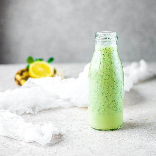 Drink met chiazaad en matcha thee