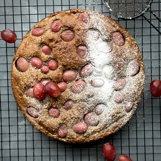 Cake van havervlokken met druiven