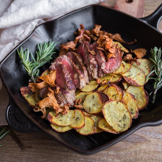 Biefstuk met rozemarijn aardappelen en paddenstoelen