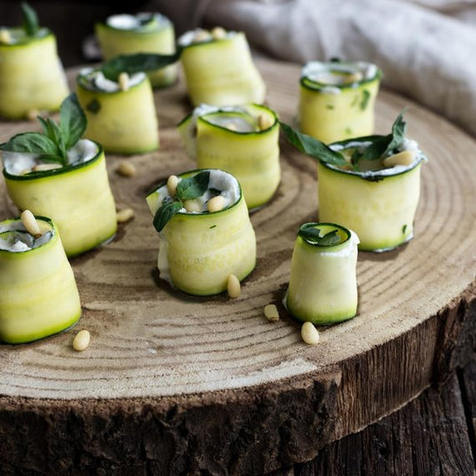 Courgette rolletjes met pijnboompitten