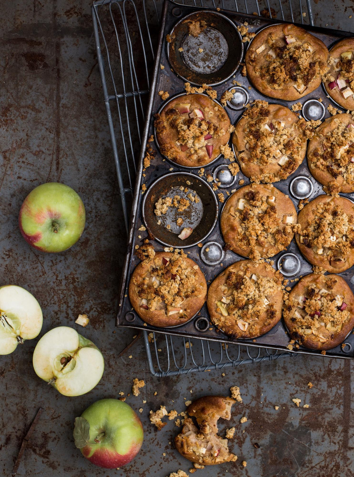 Appelmuffins van gebakken appels met kruimeldeeg