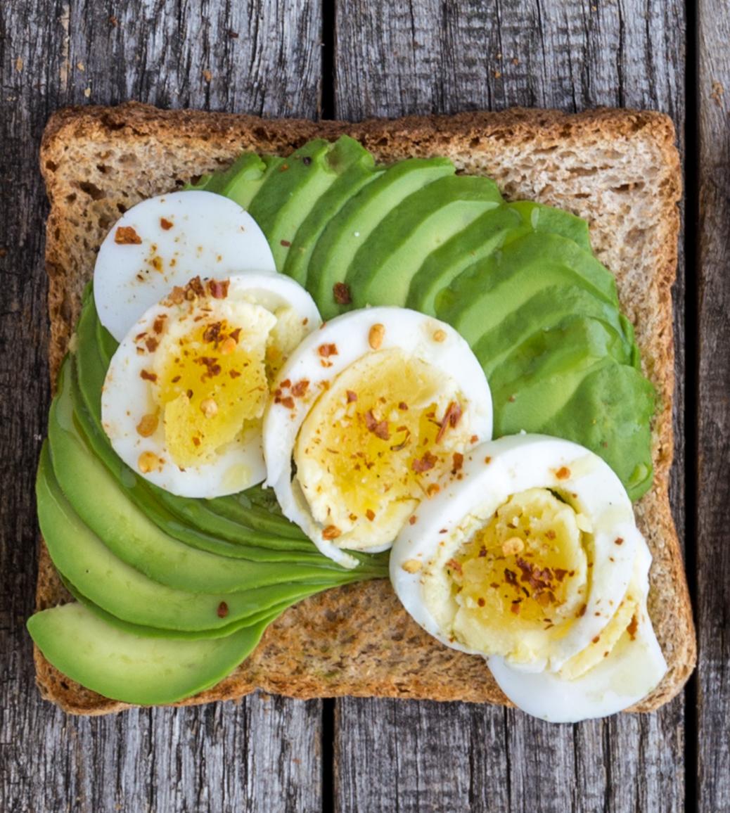 Avocadotoast met ei en chili