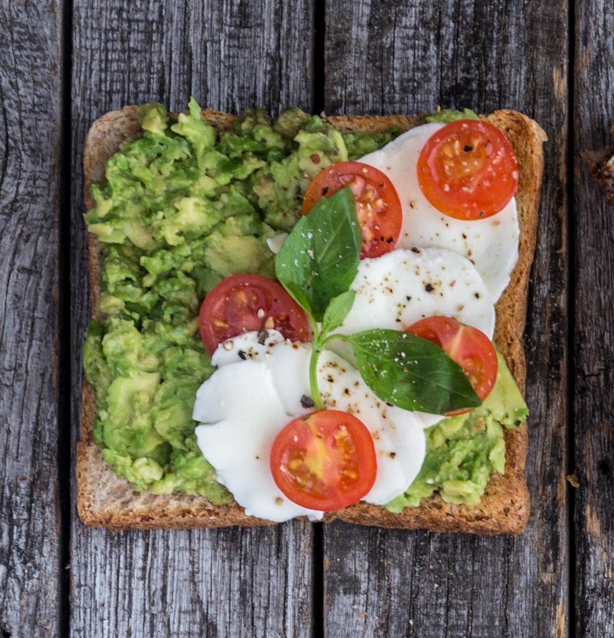Avocadotoast met mozzarella en tomaten