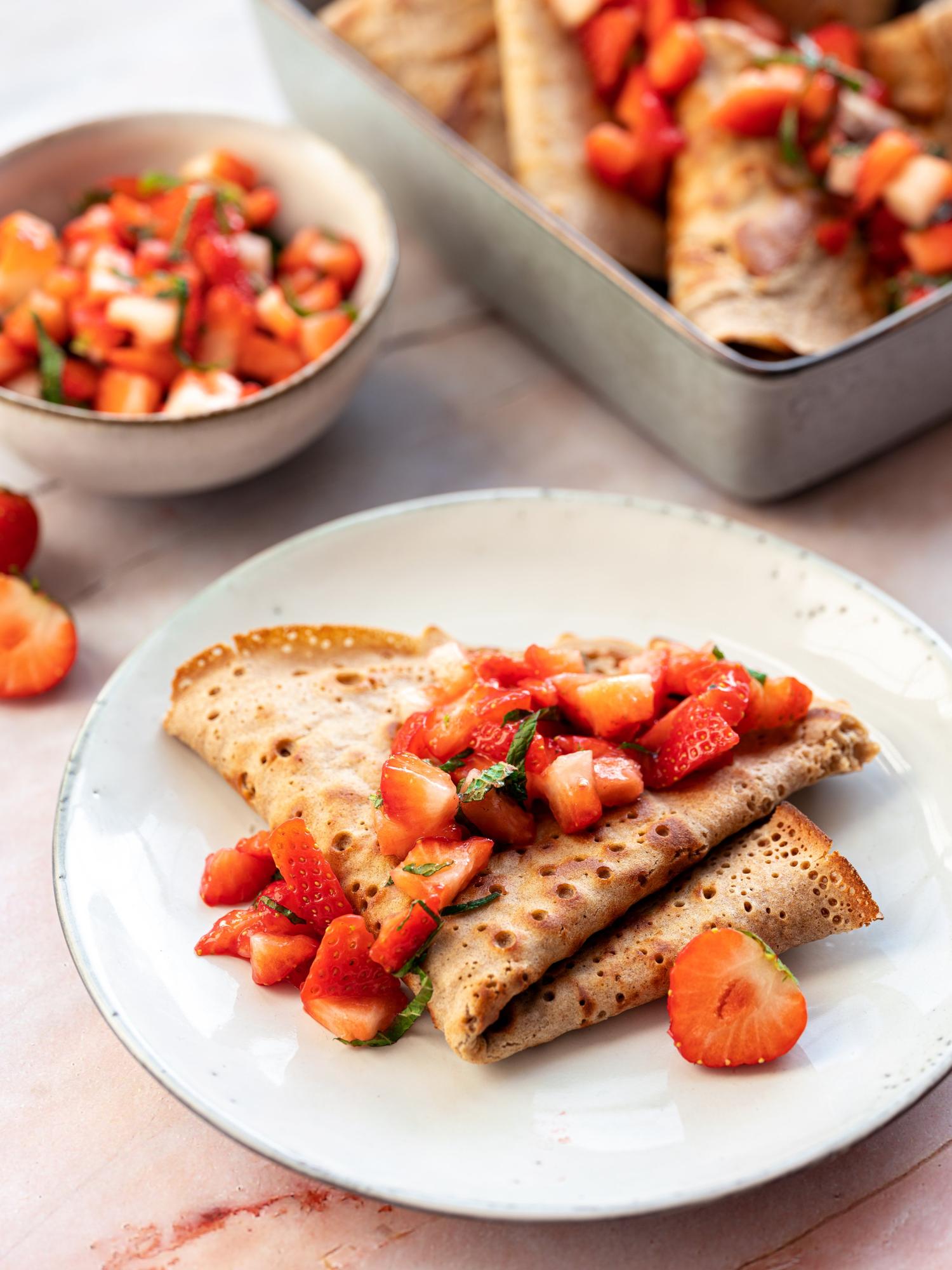 Bananenpannenkoeken met aardbeien en munt