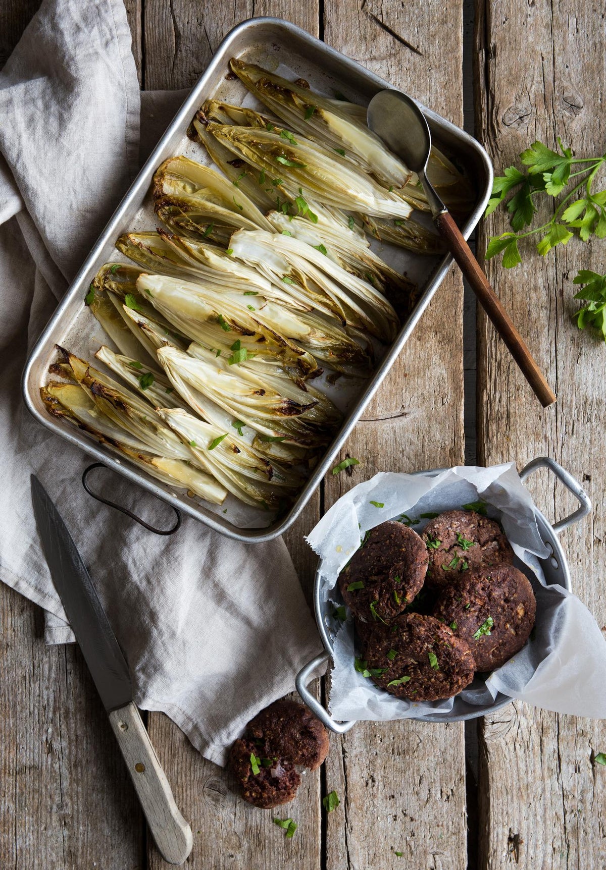 Bonenburgers met walnoten en geroosterde witlof
