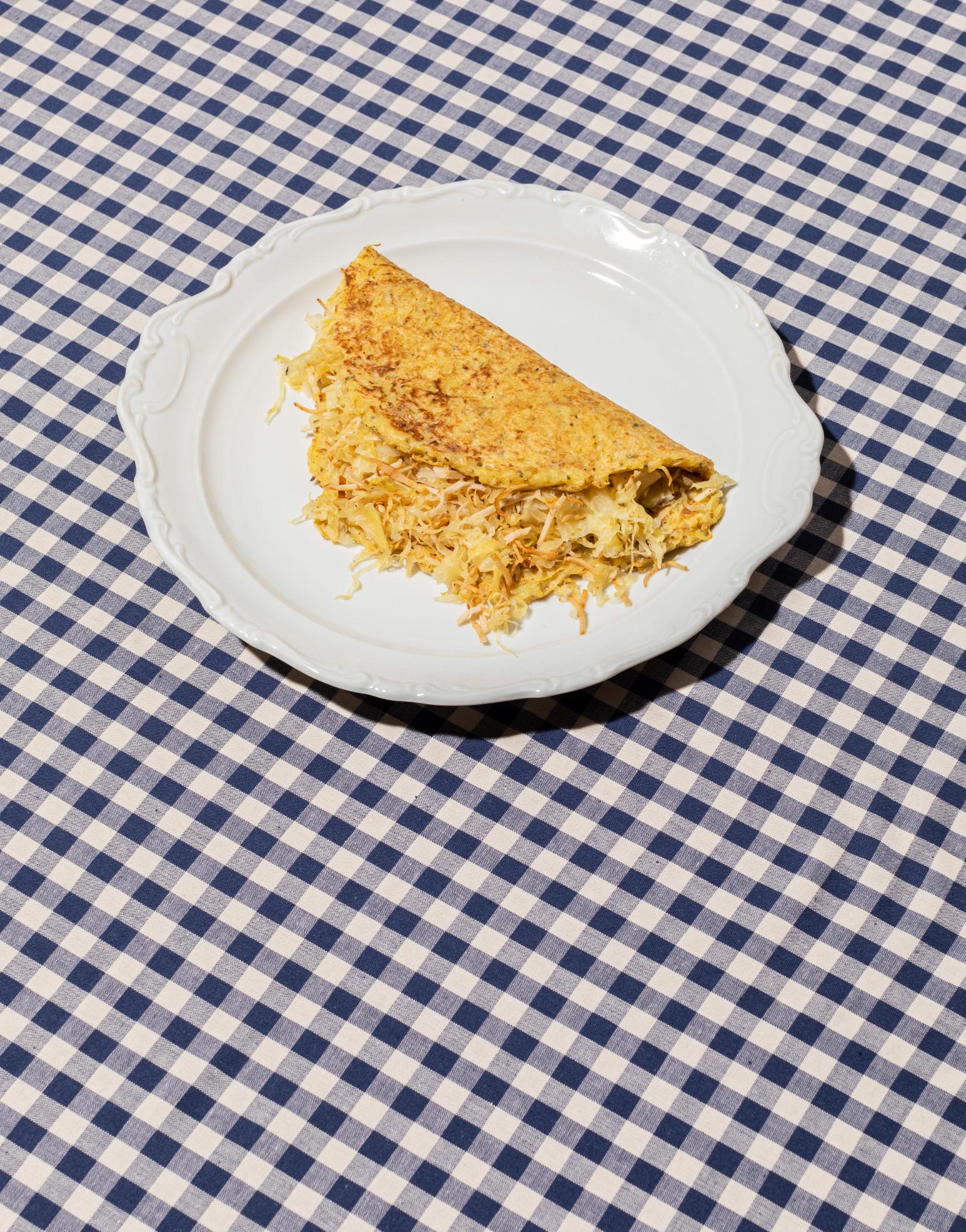Aardappelpannenkoekjes gevuld met zuurkool en ham