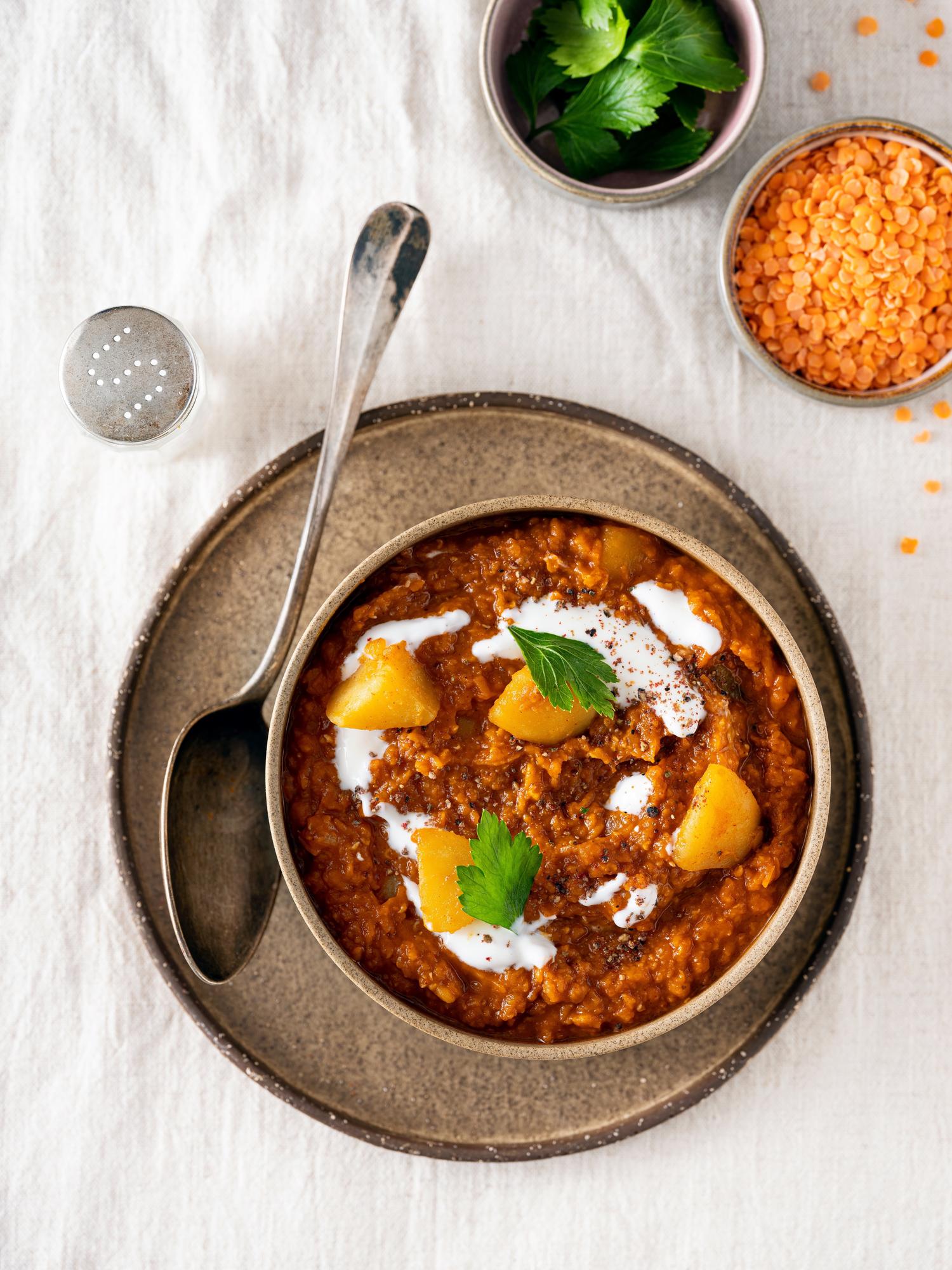 Aardappelgoulash van rode linzen