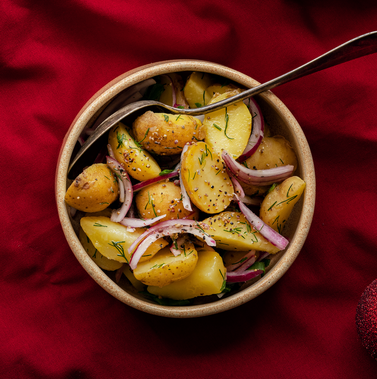 Aardappelsalade met rode ui en dille