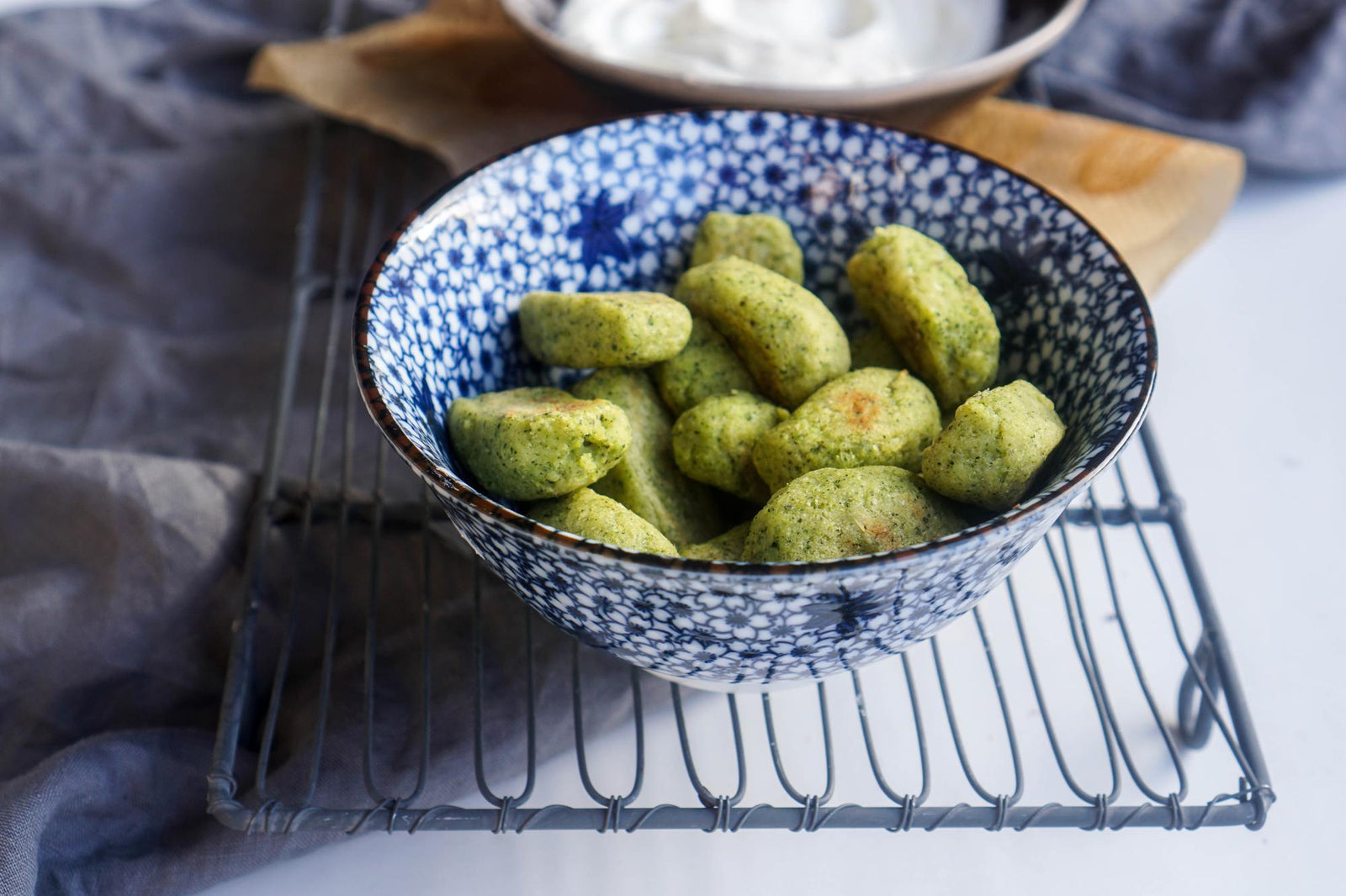 Broccoli tots met yoghurt dip
