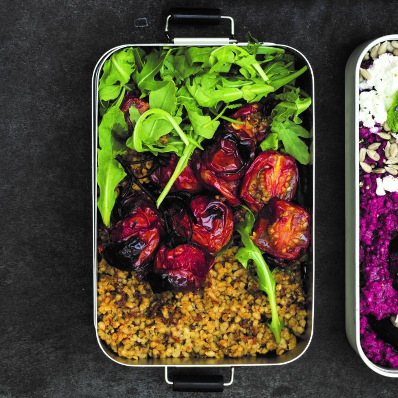 Bulgur met zelfgemaakte pesto en geroosterde tomaatjes