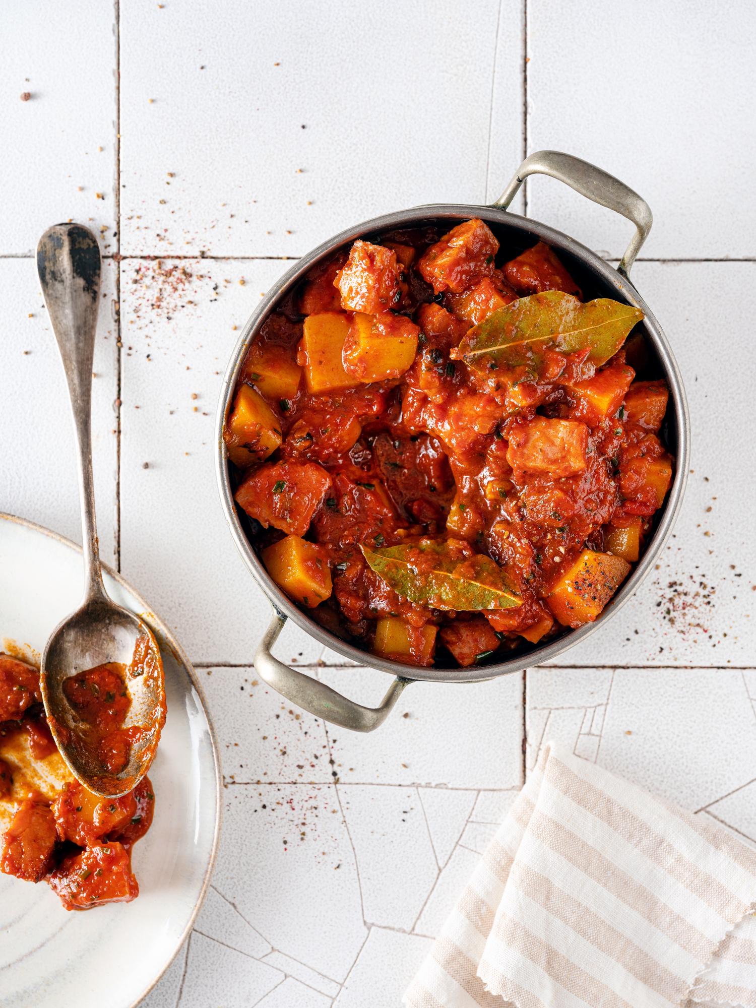 Worstgoulash van kippenhapje