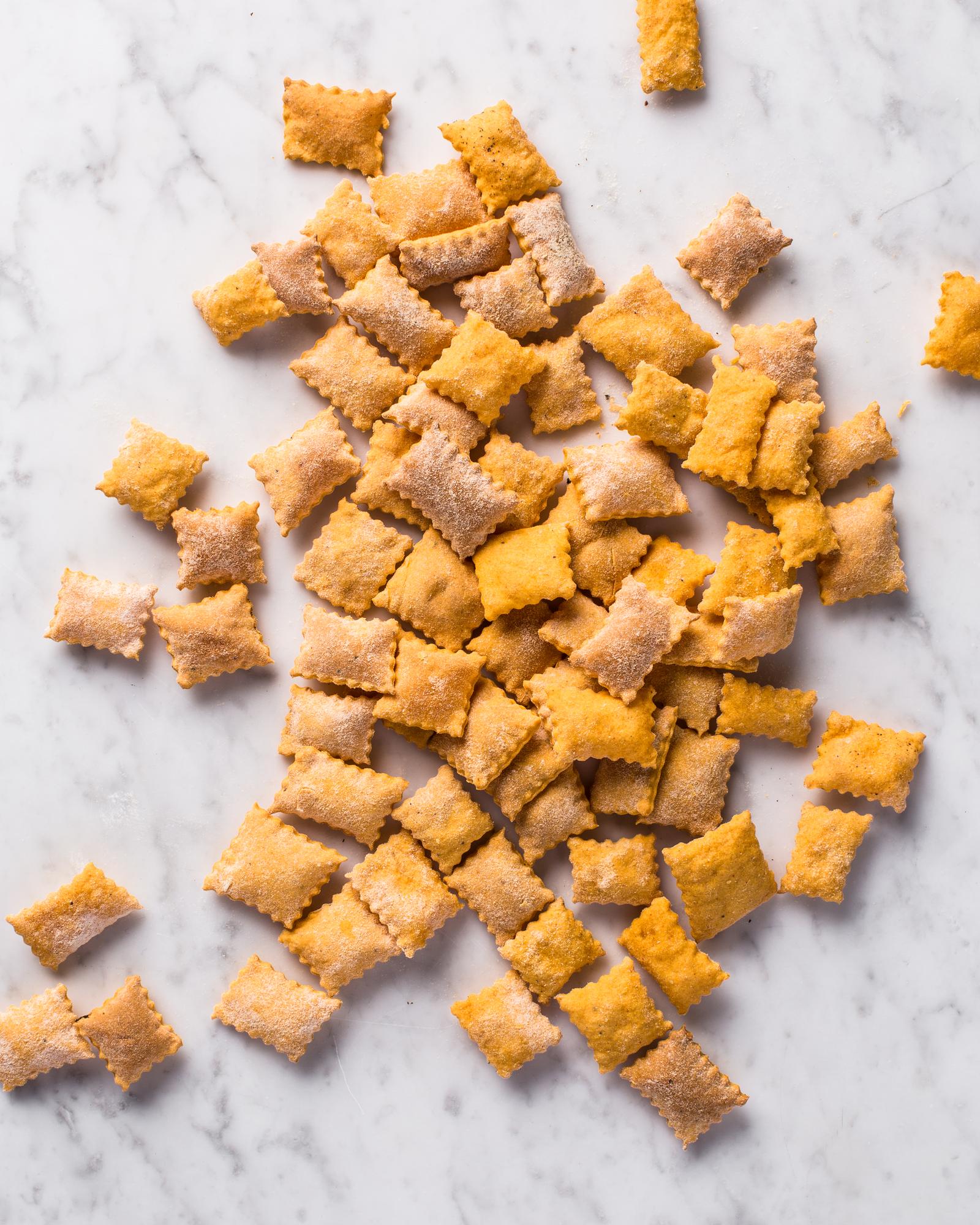 Cheddar crackers met zoete aardappel