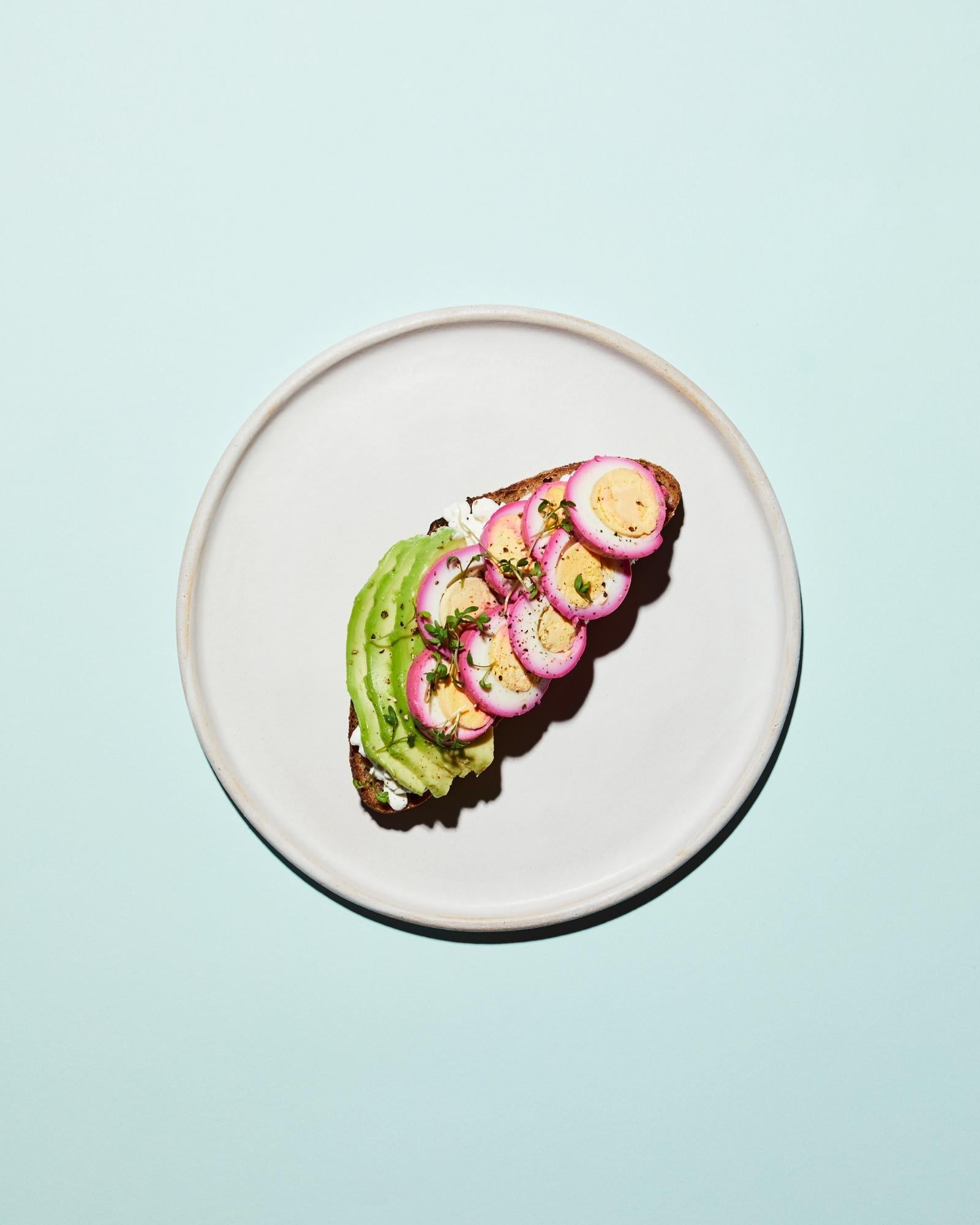 Brood met eieren en avocado