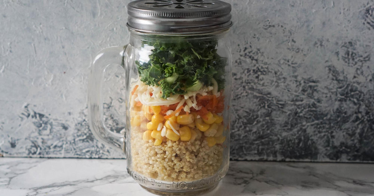 Salade in een pot met couscous