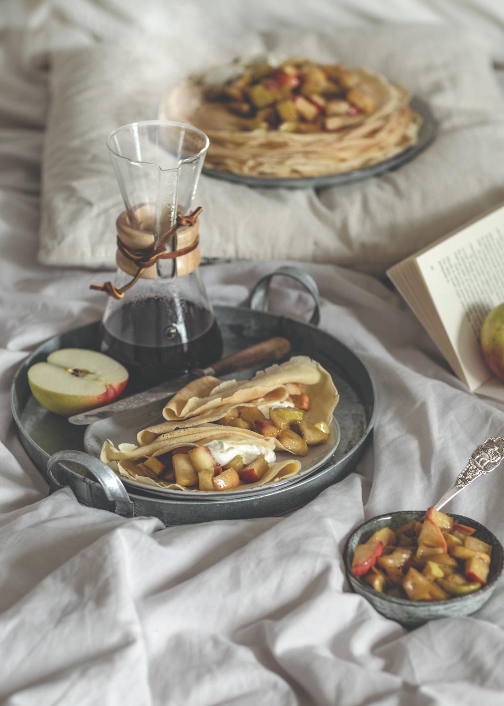 Crêpes met gebakken appels en kardemom