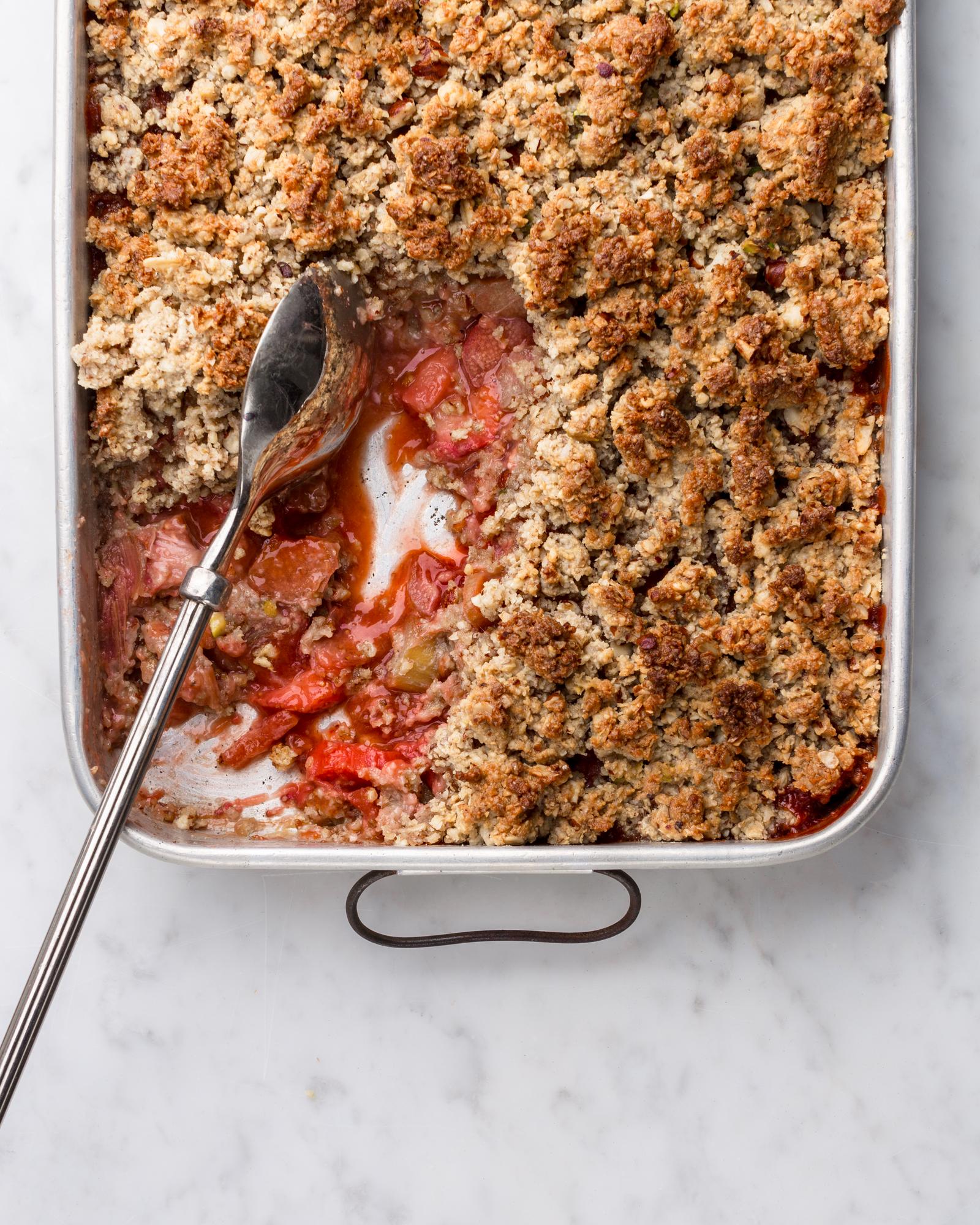 Crumble met rabarber en aardbeien