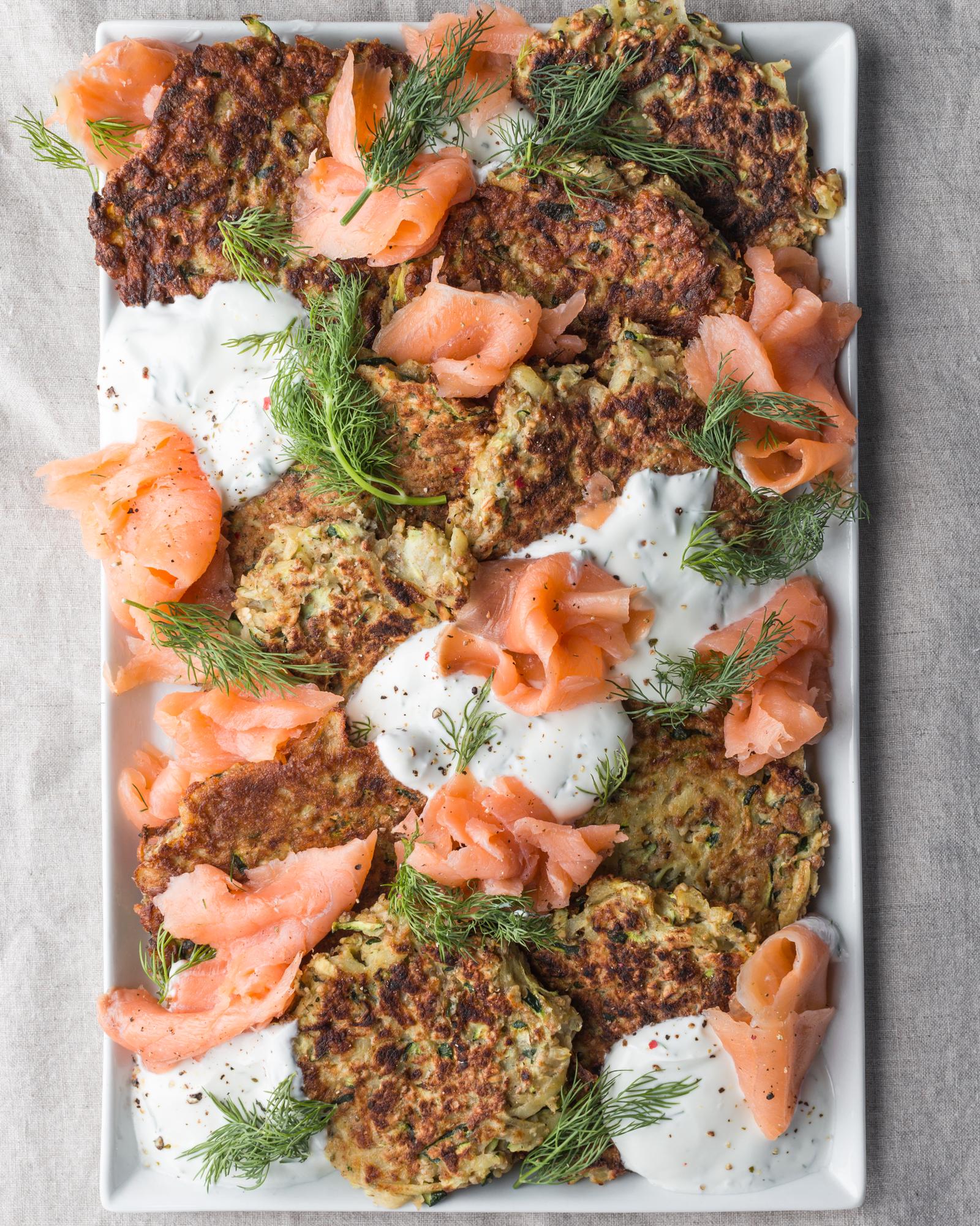 Courgette-aardappelkoekjes met gerookte zalm