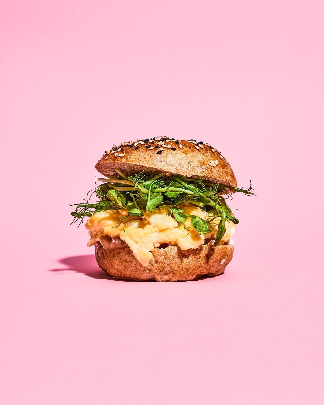 Zelfgemaakte bagels met roerei