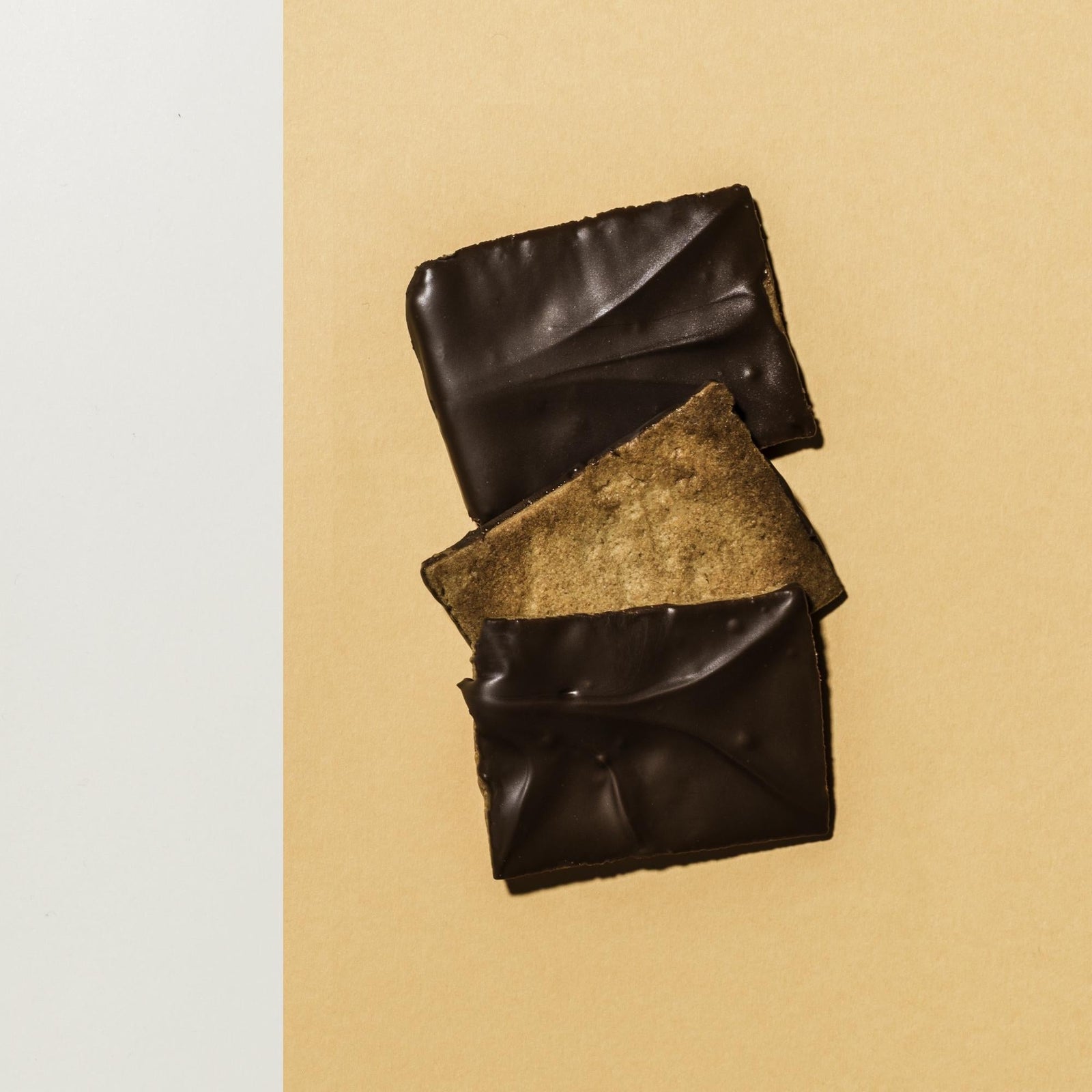 Zelfgemaakte boterkoekjes in chocolade