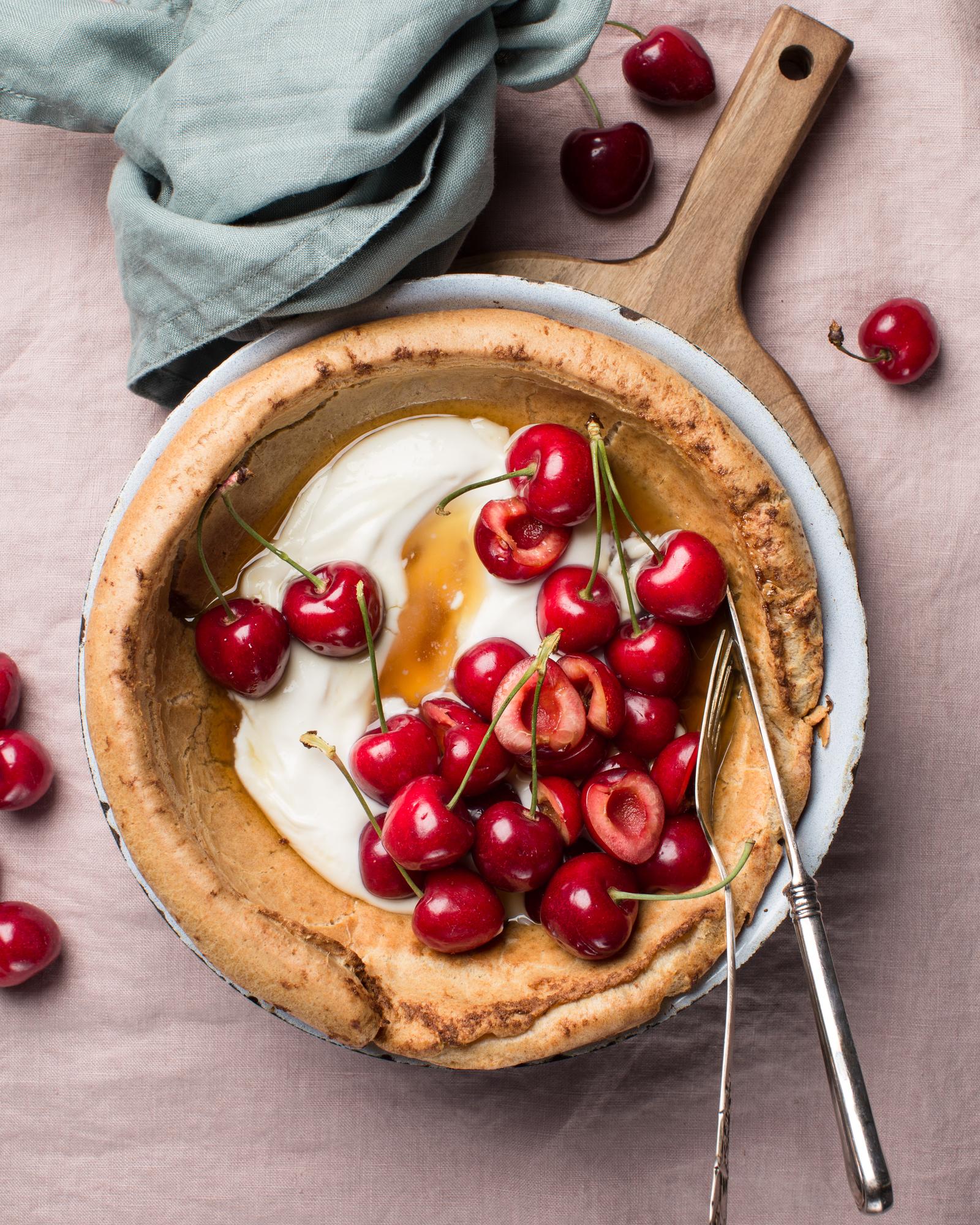 Dutch baby met kersen