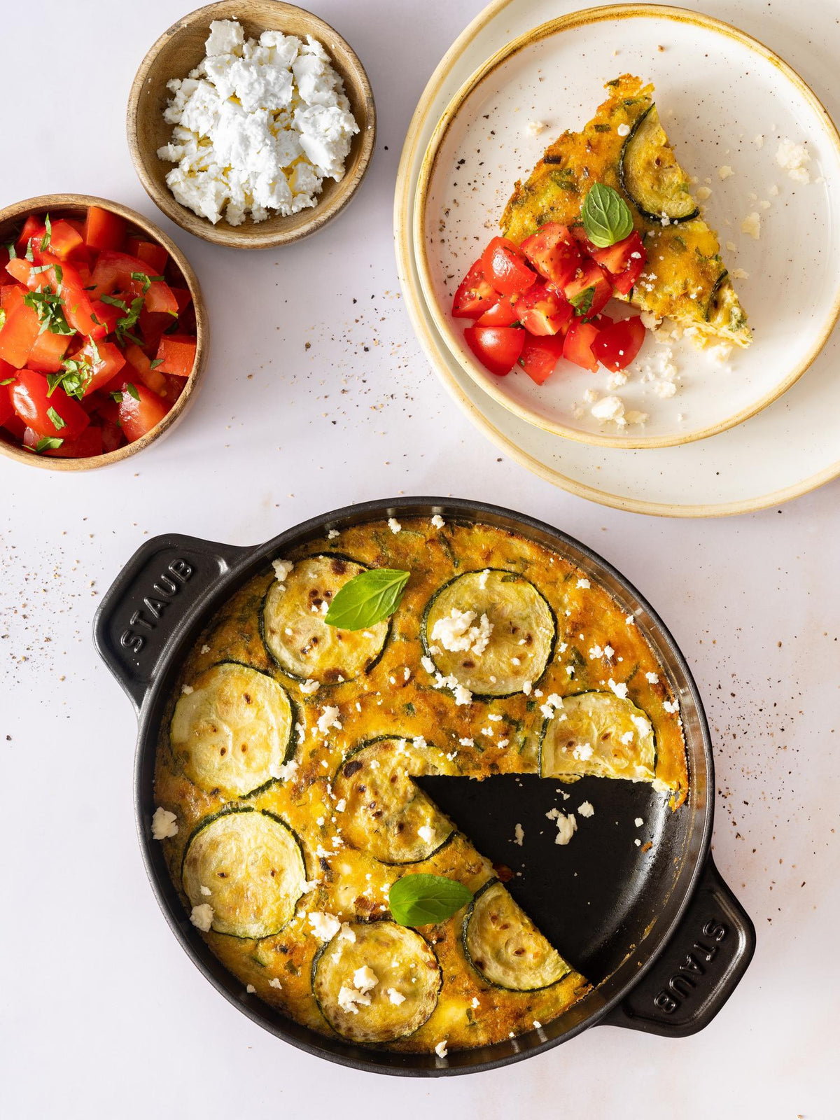 Egyptische omelet met courgette en prei