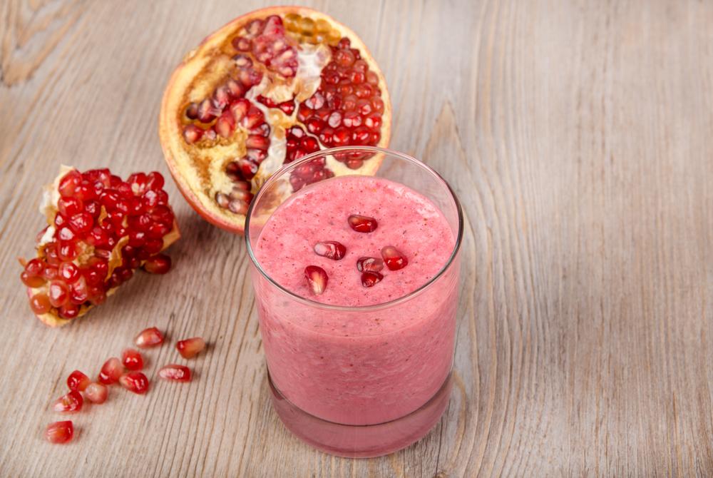 Smoothie met aardbeien en granaatappel