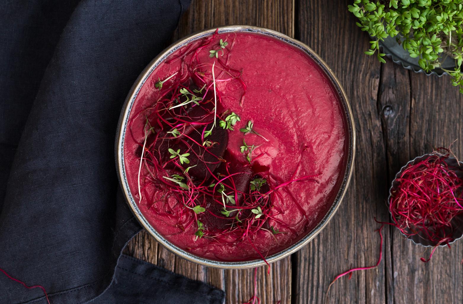 Fijne bietengazpacho met yoghurt