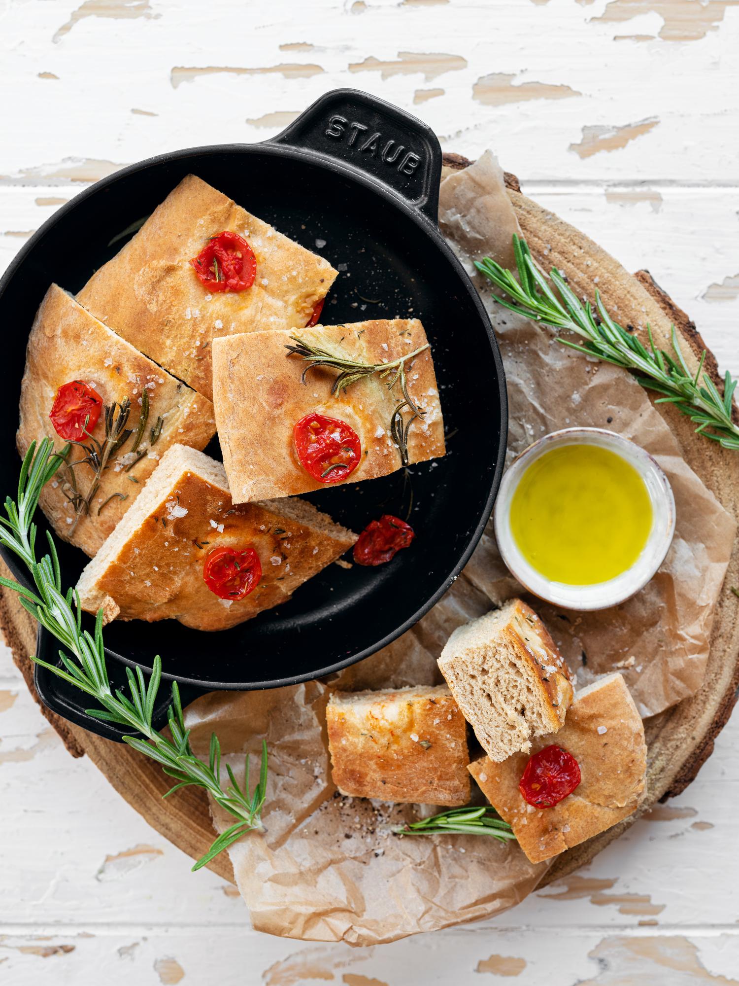 Focaccia met rozemarijn en tomaten