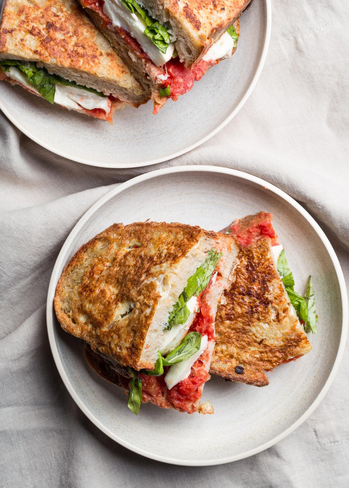 Brood in ei met mozzarella en basilicum