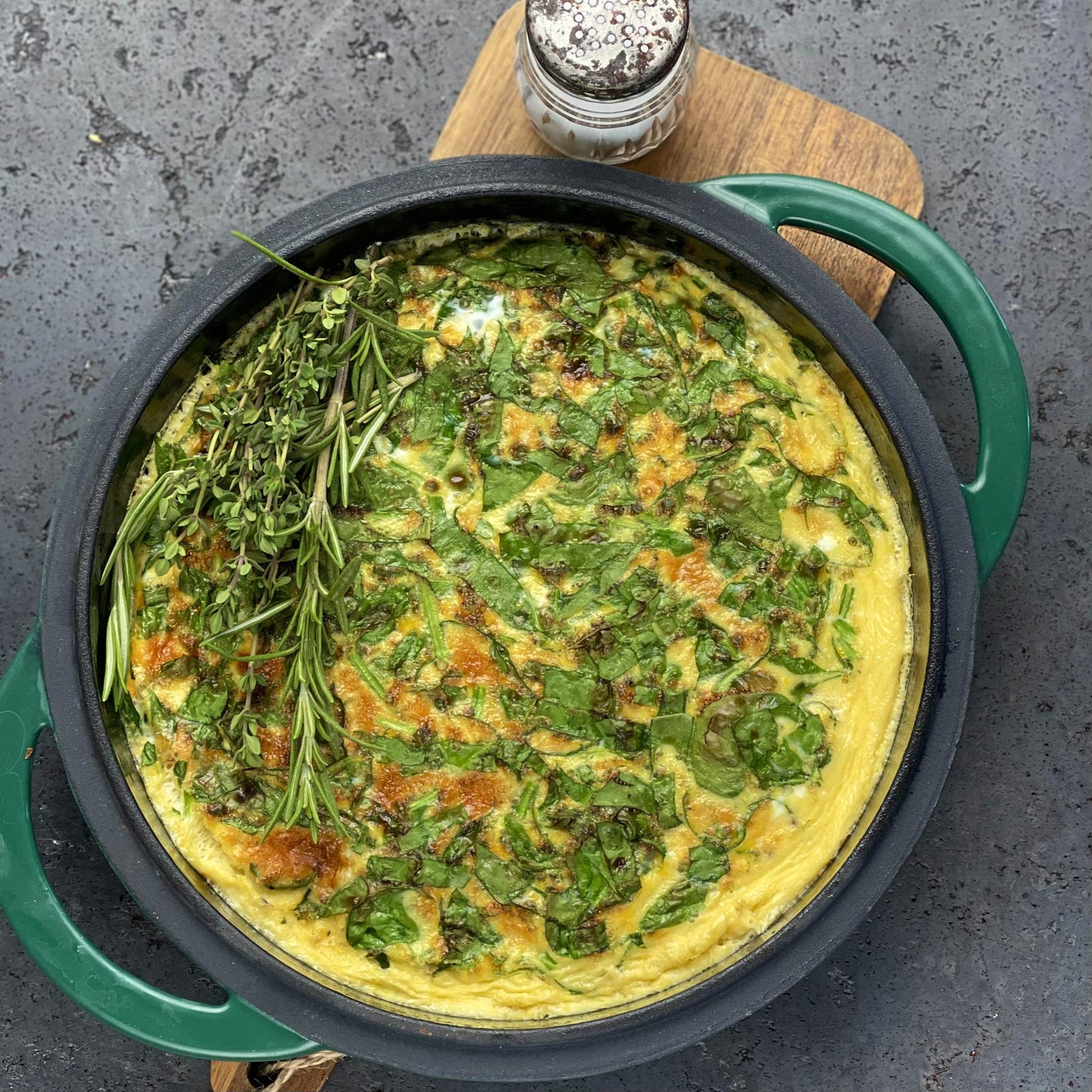 Gebakken omelet met spinazie en ricotta