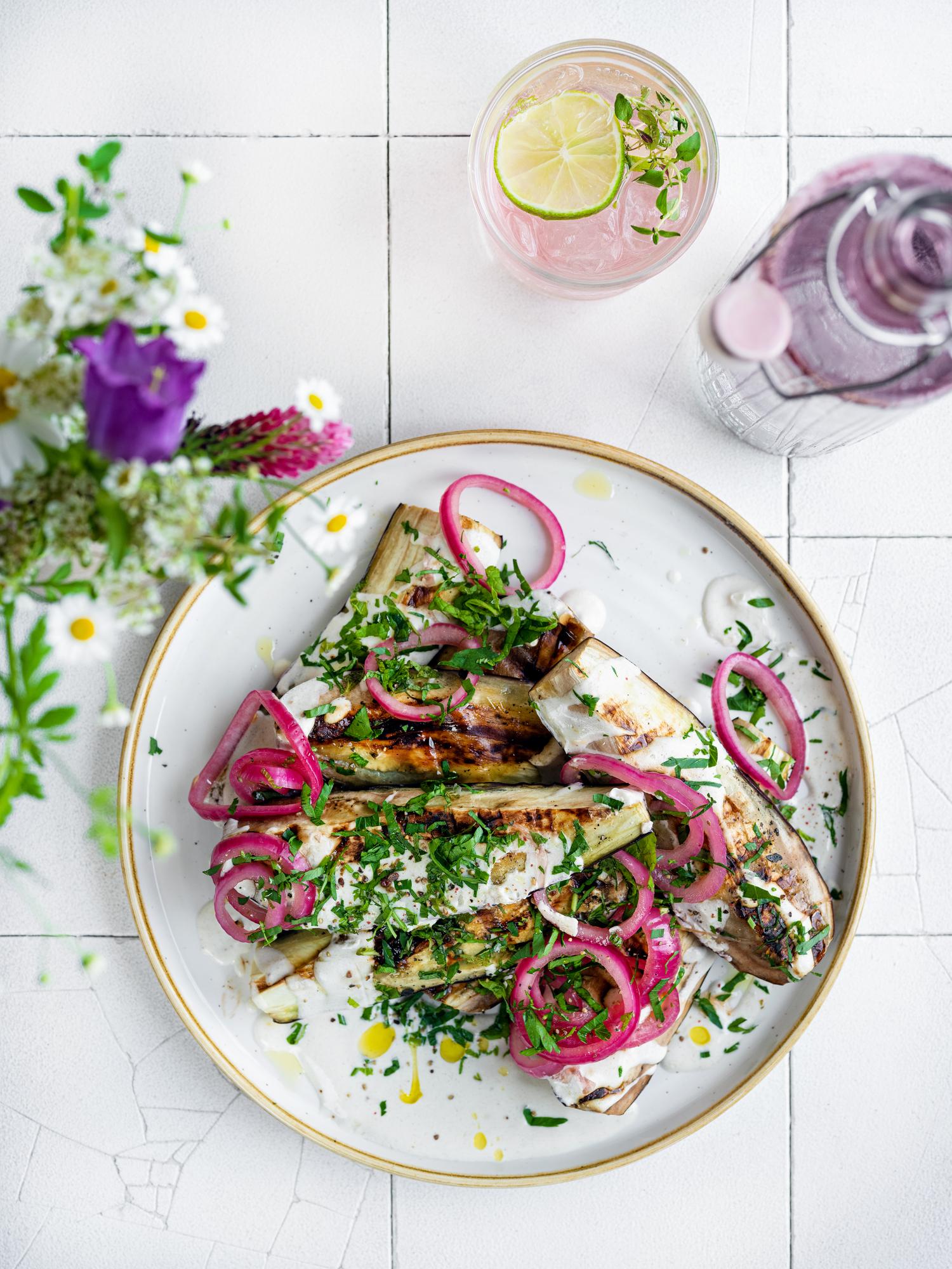 Gegrilde aubergine met tahinisaus en ingelegde ui