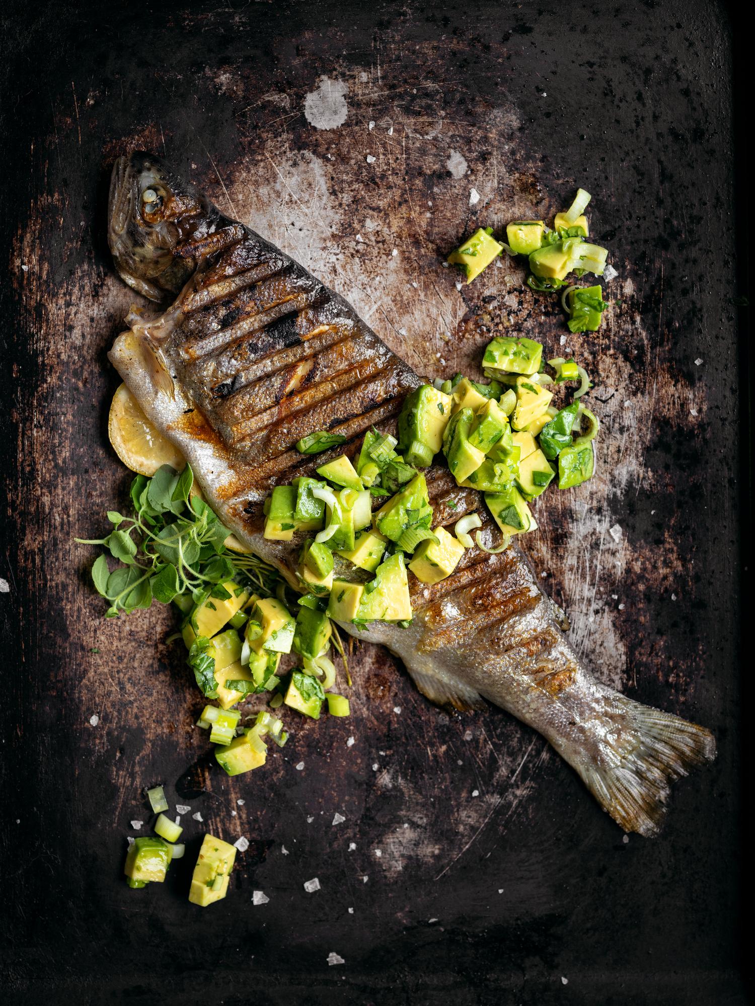 Gegrilde forel met avocadosalade