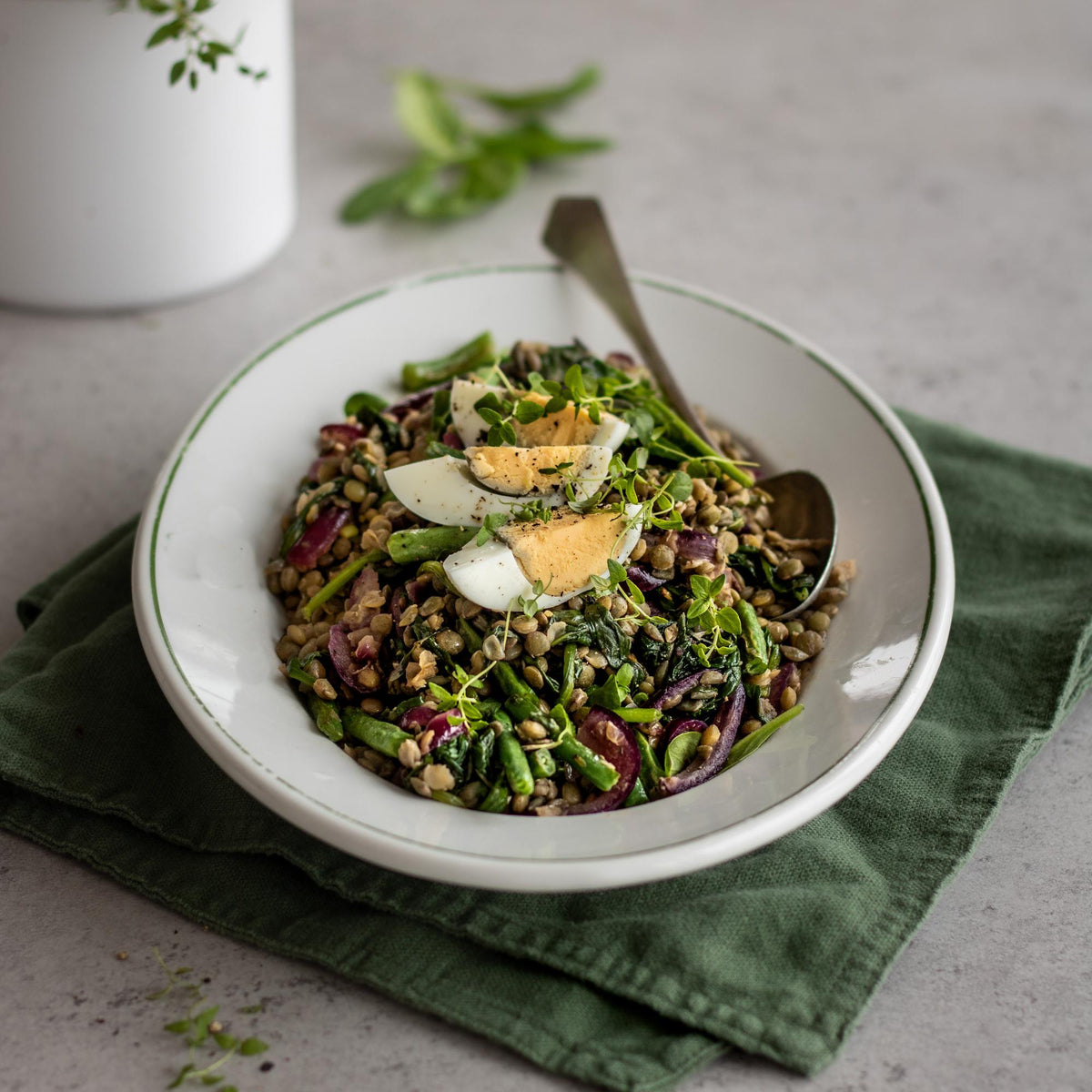 Groene linzensalade met eieren