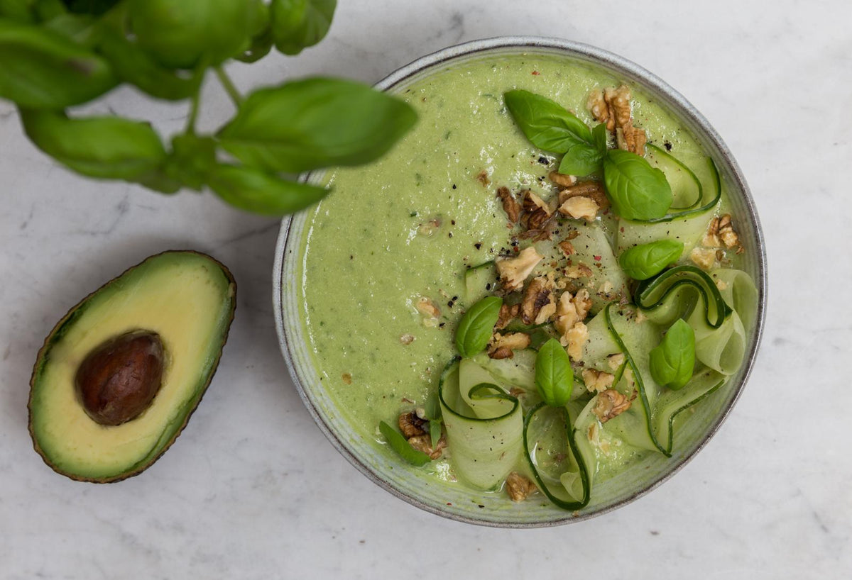 Komkommergazpacho met avocado en basilicum