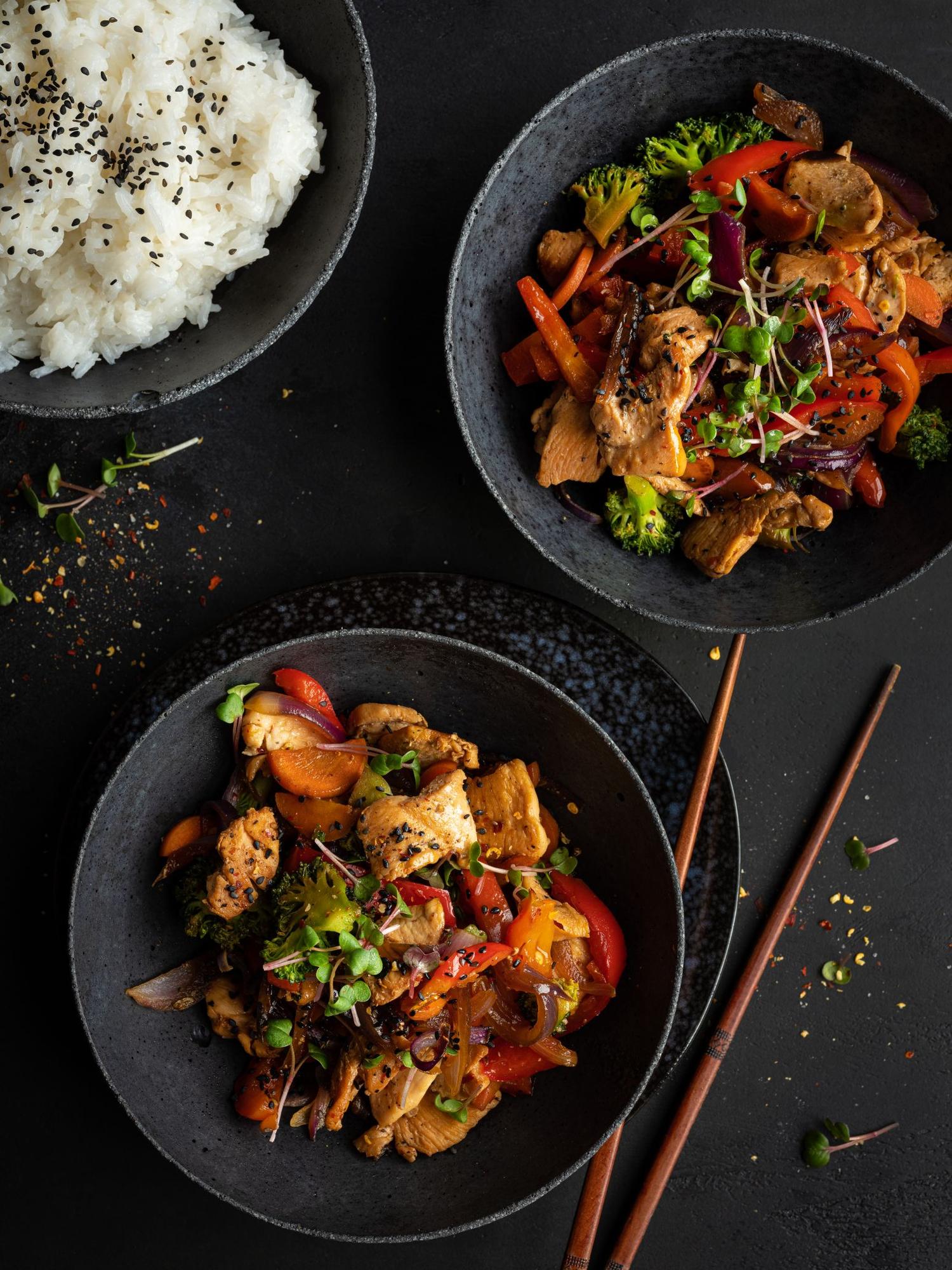 Kipschotel met broccoli, paprika en citroenschil
