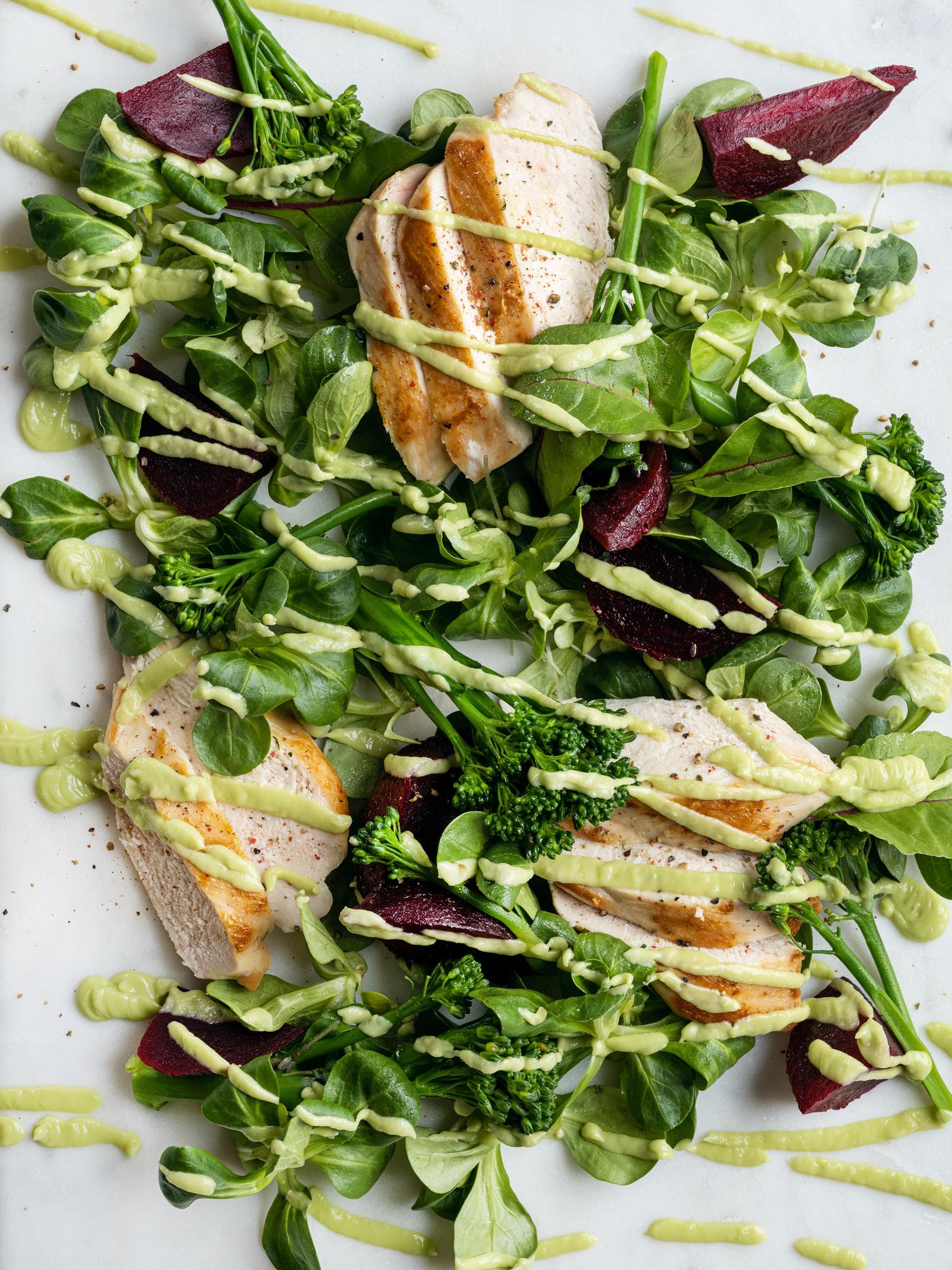Kippensalade met avocadopesto