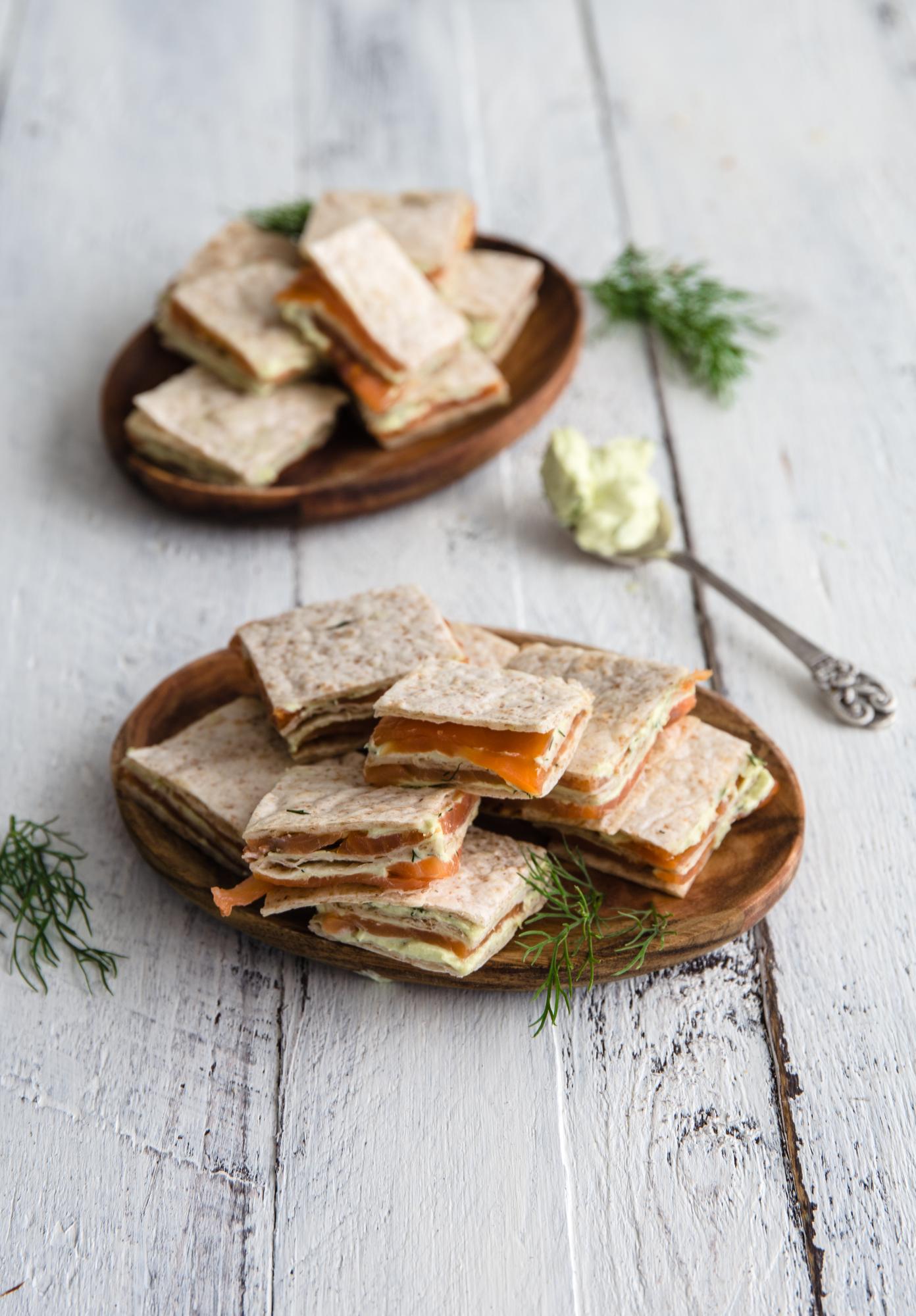 Hapjes van tortilla en gerookte zalm