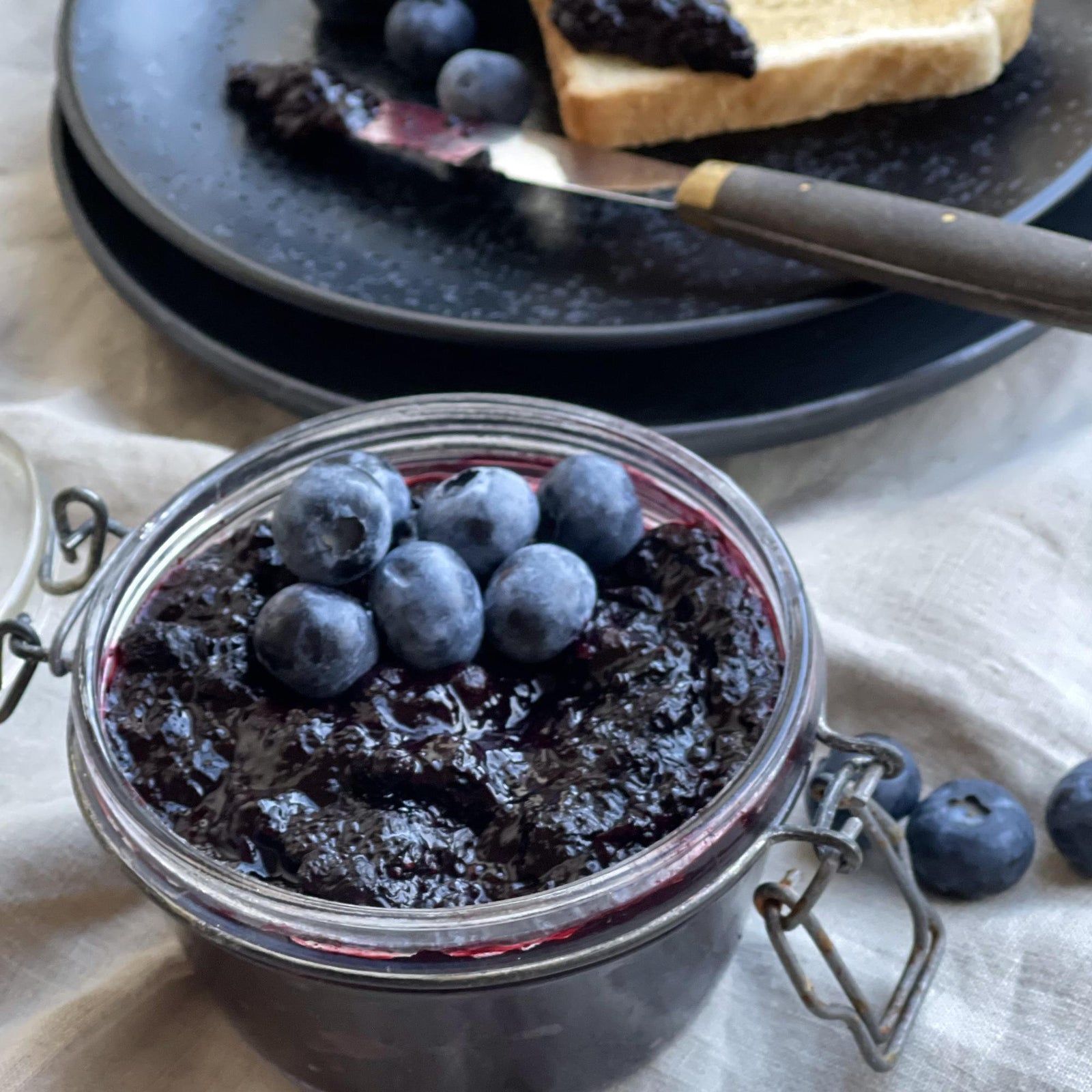Zelfgemaakte blauwe bosbessenjam met chiazaad - basis recept