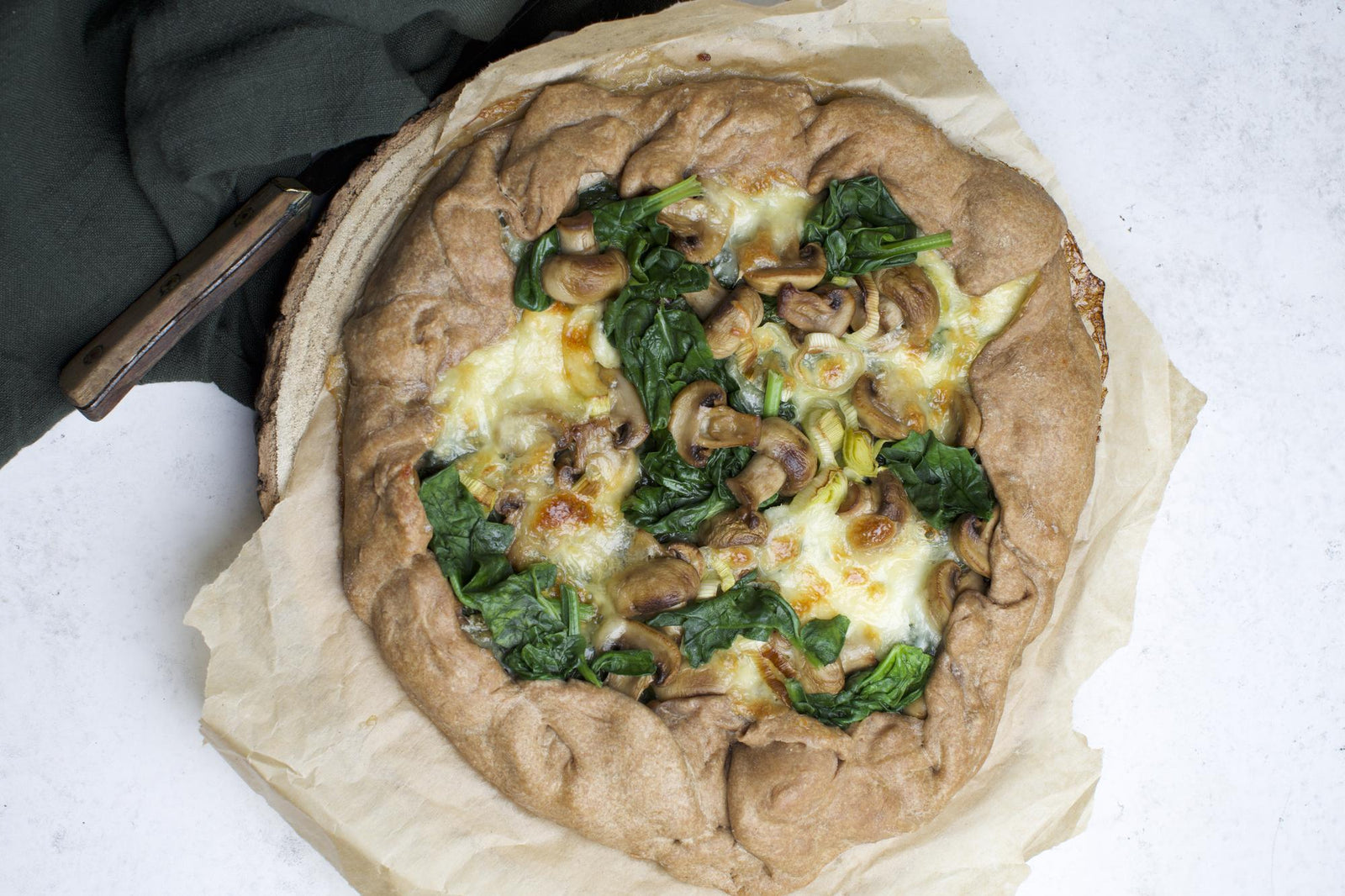 Hartige galette met prei, spinazie en champignons