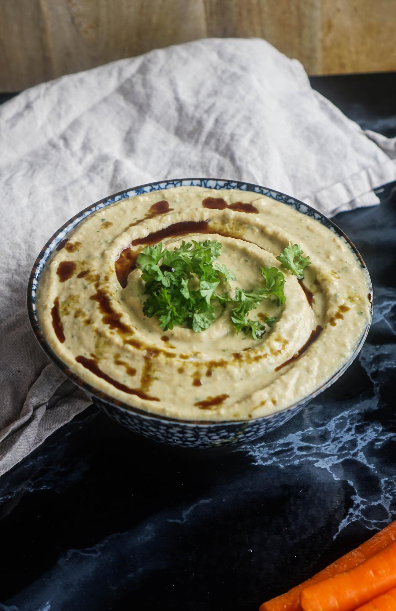 Hummus met yoghurt en peterselie