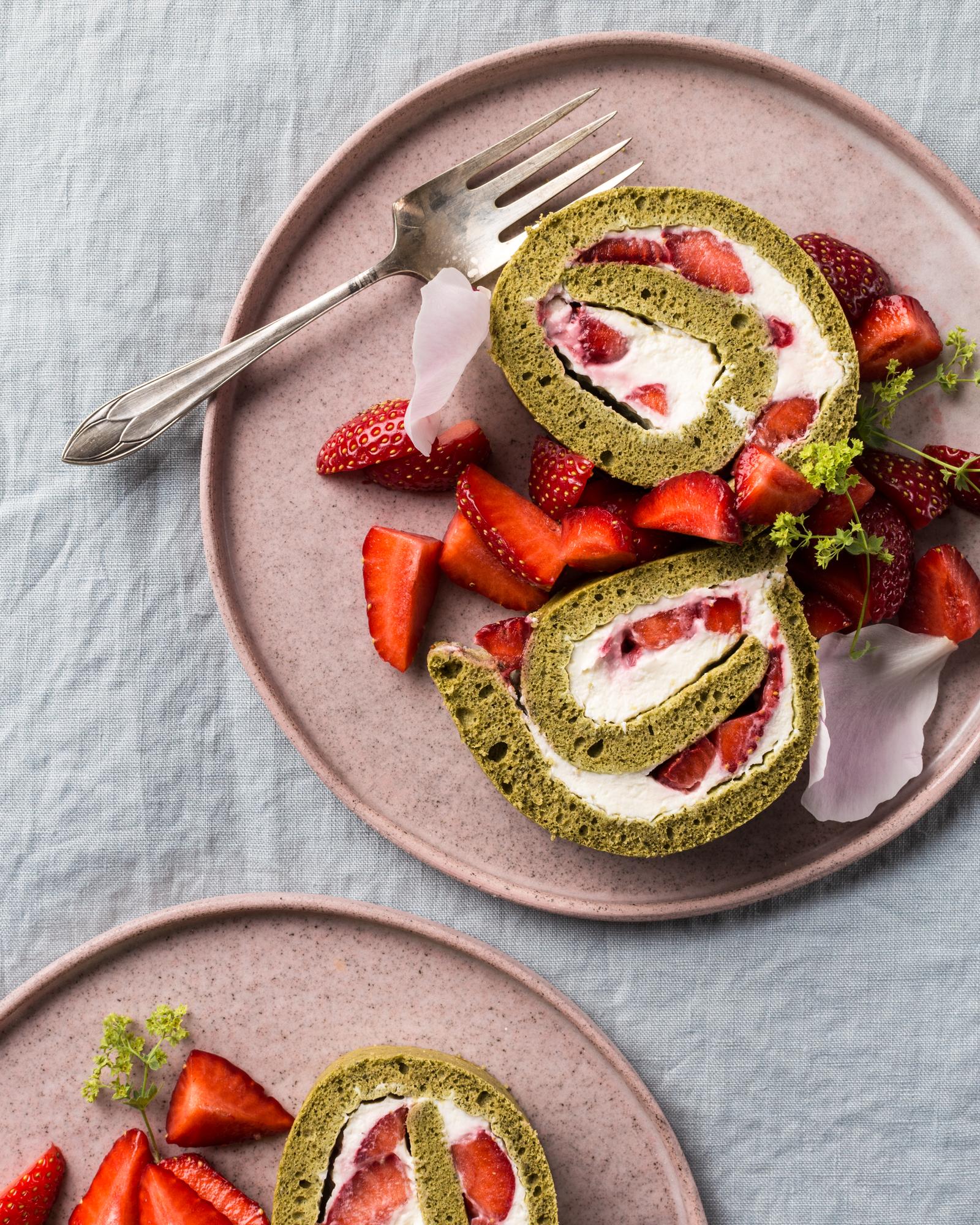 Aardbeienkwarkrol met matcha