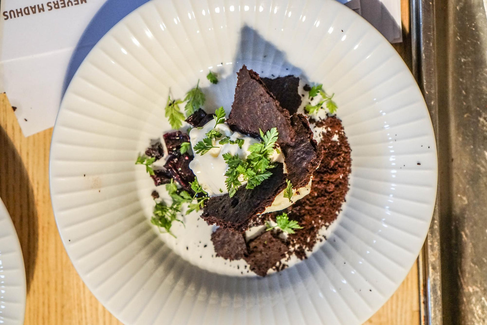 Yoghurtijs met zoete geroosterde biet en krokante cacaokruimel