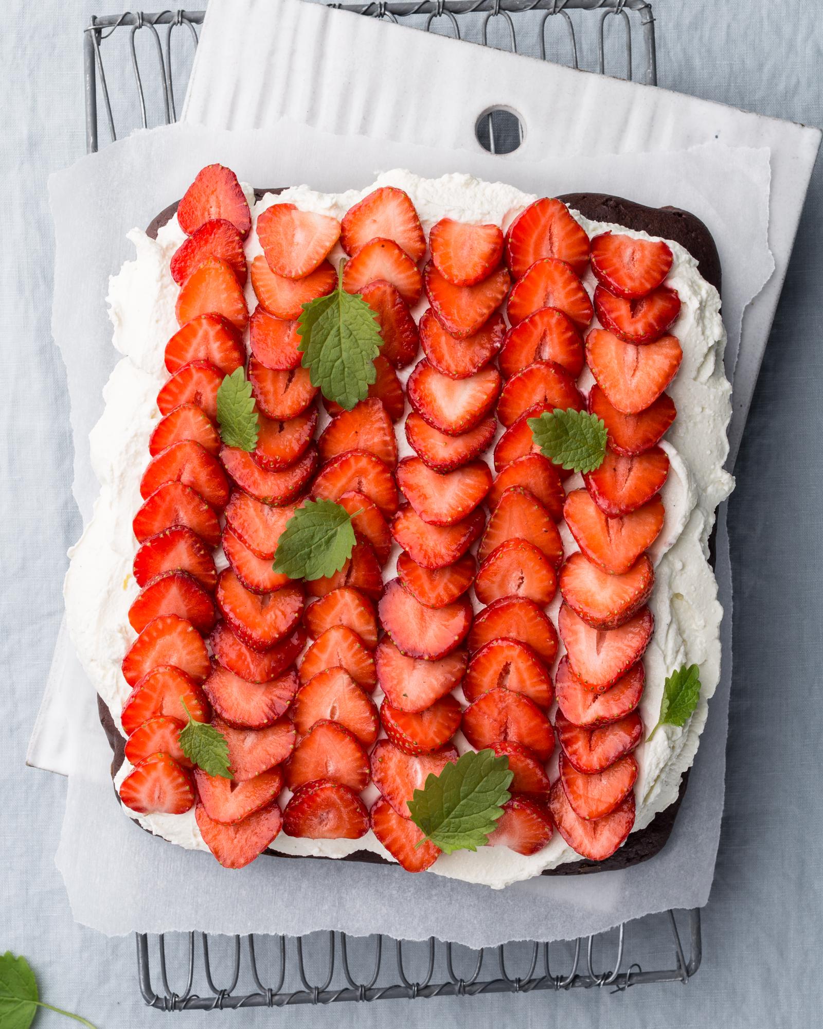 Cacaobiscuit met crème en aardbeien
