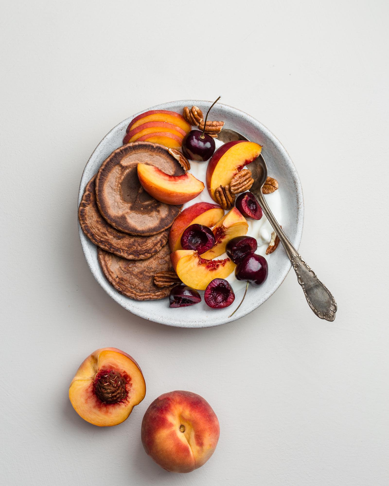 Cacao-poffertjes met perzik en kersen