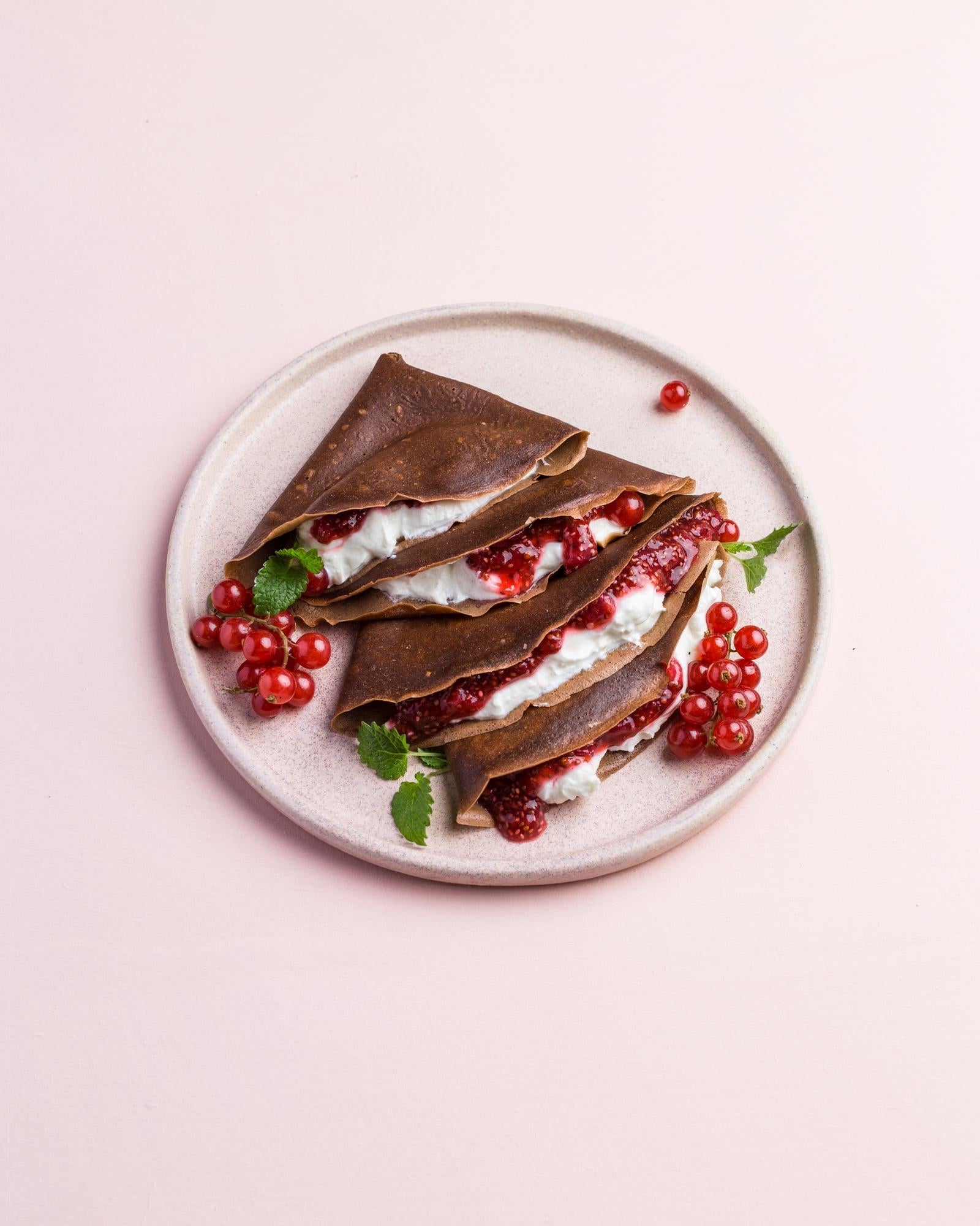 Cacaopannenkoeken met rode-bessenjam met chia