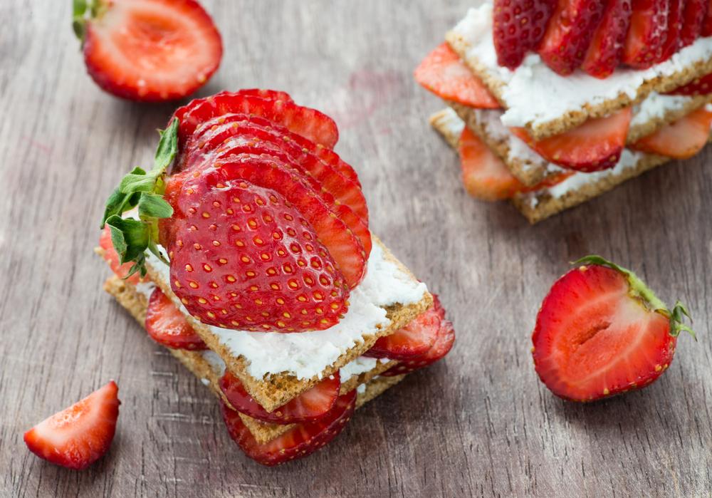 Knäckebrood met ricotta en aardbeien