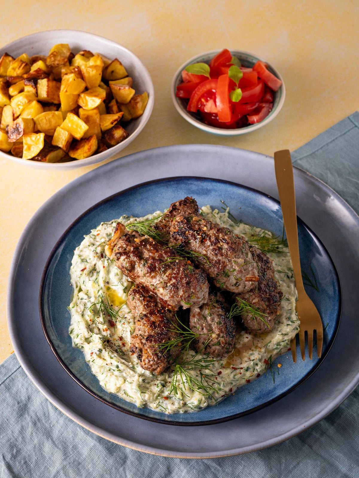 Kofta's met tzatziki en geroosterde aardappelen