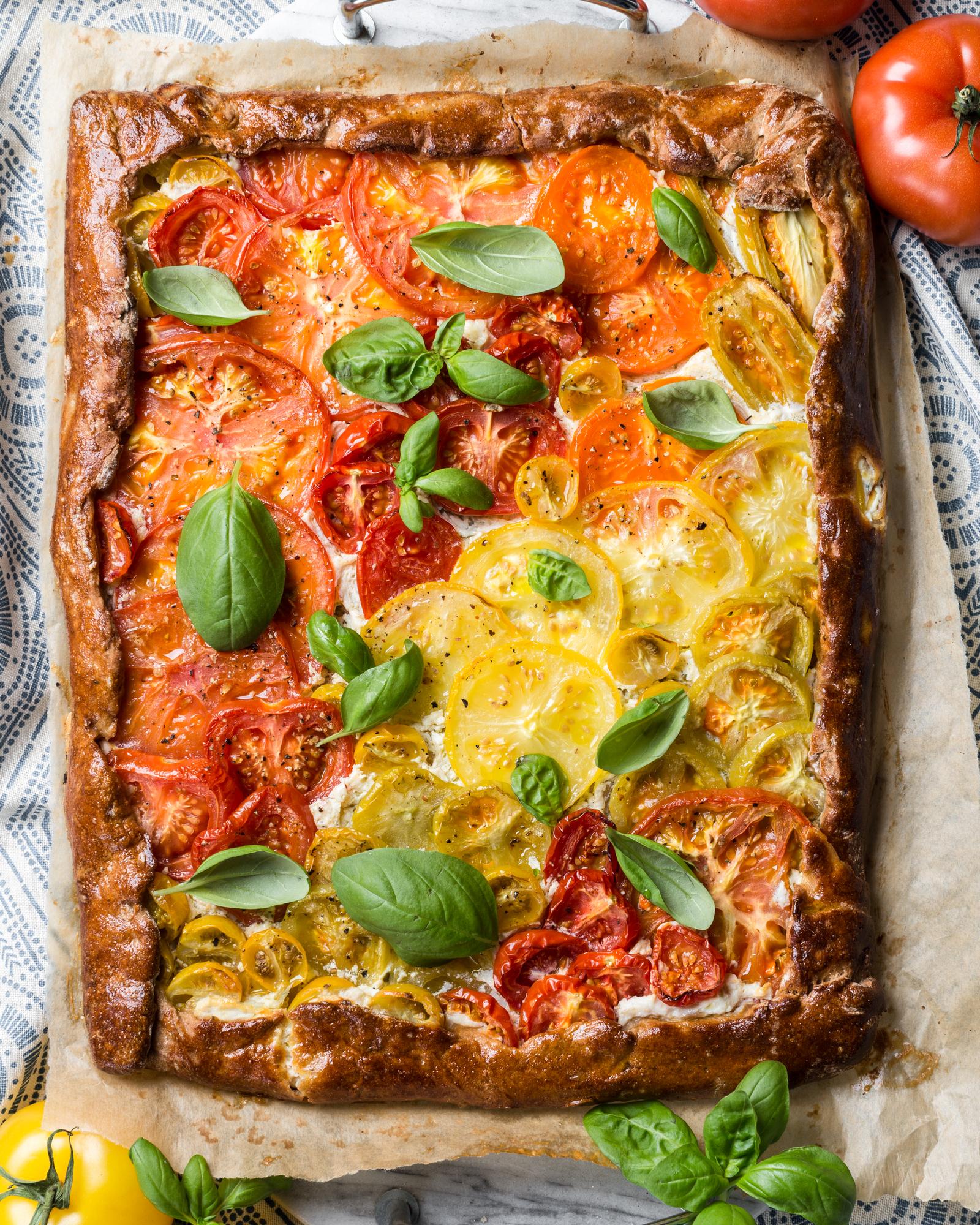 Plaattaart met kleurrijke tomaten