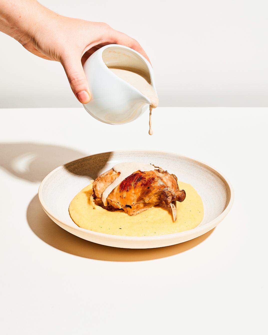 Konijnenpoten met notensaus en polenta