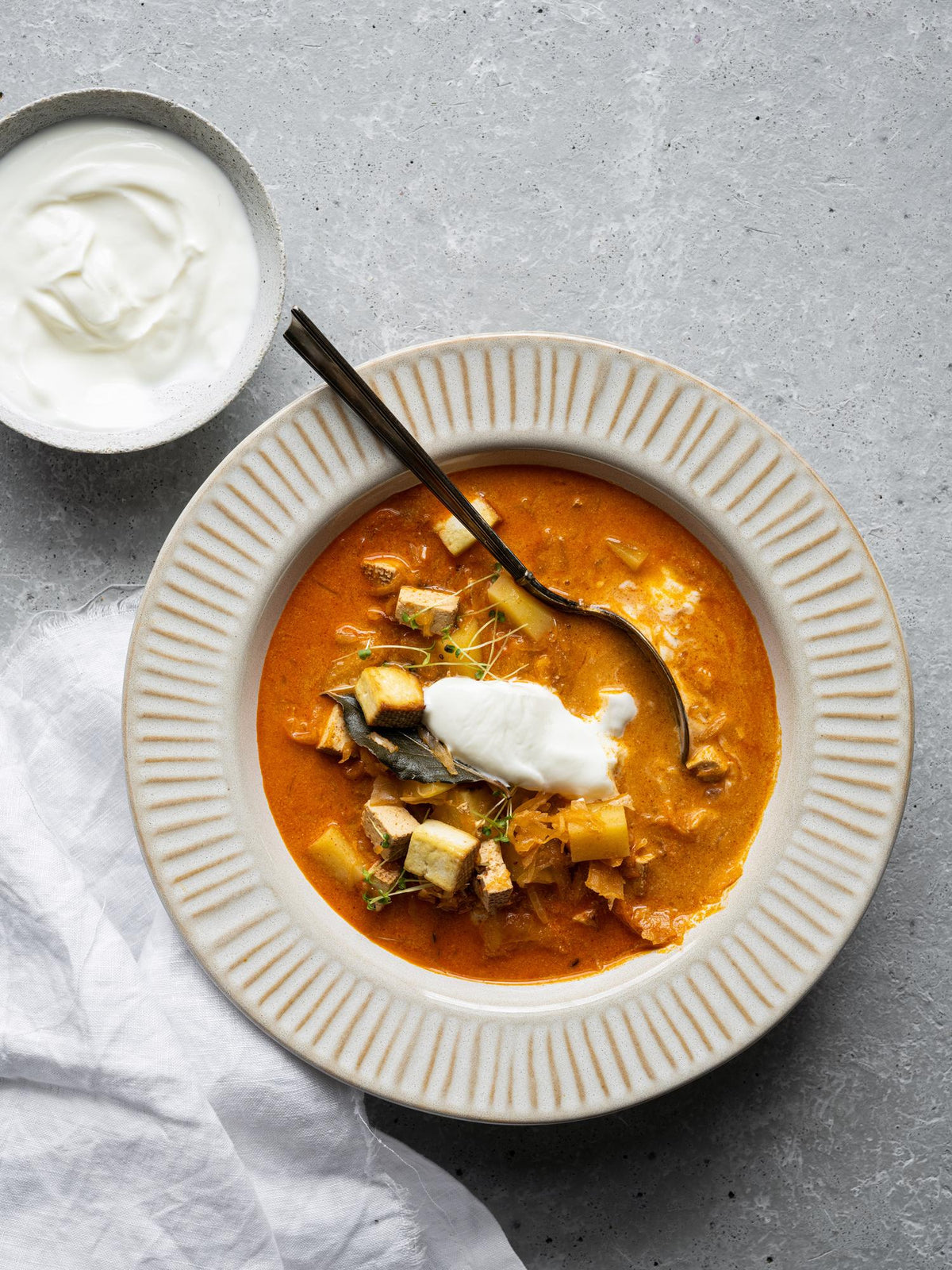 Zuurkoolsoep met gerookte tofu